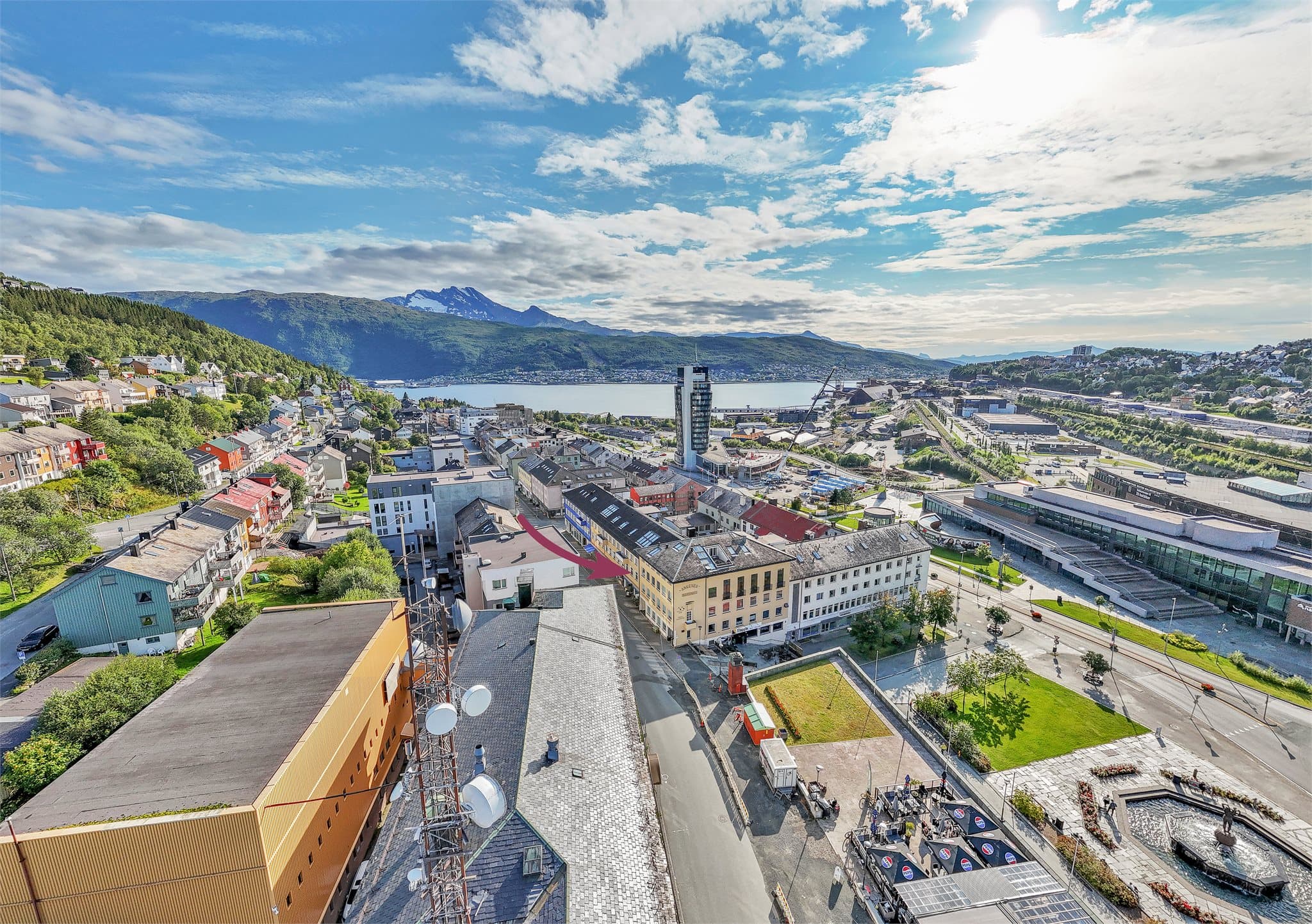 Sentral beliggenhet med gangavstand til alt av byens fasiliteter.