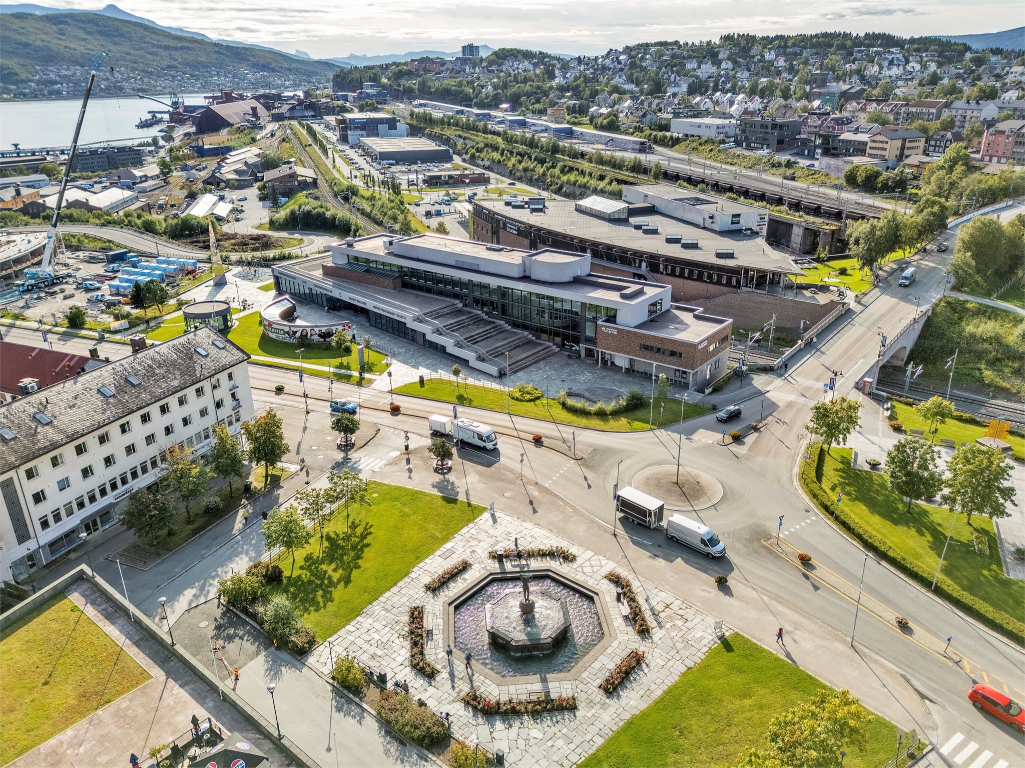 Oversikt over Narvik sentrum, med nærhet til både fjord og fjell.