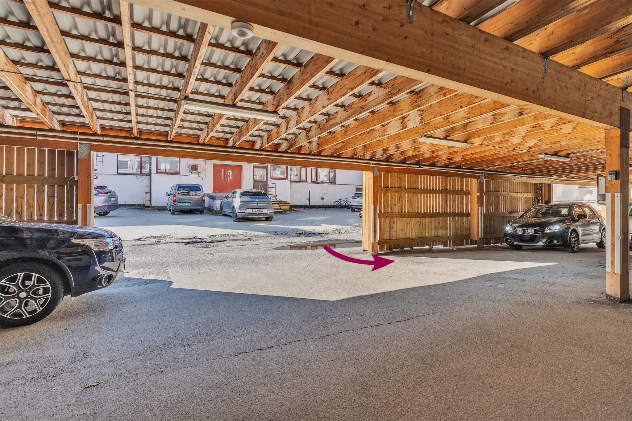 Leiligheten disponerer egen parkeringsplass i felles carport i bakgården.