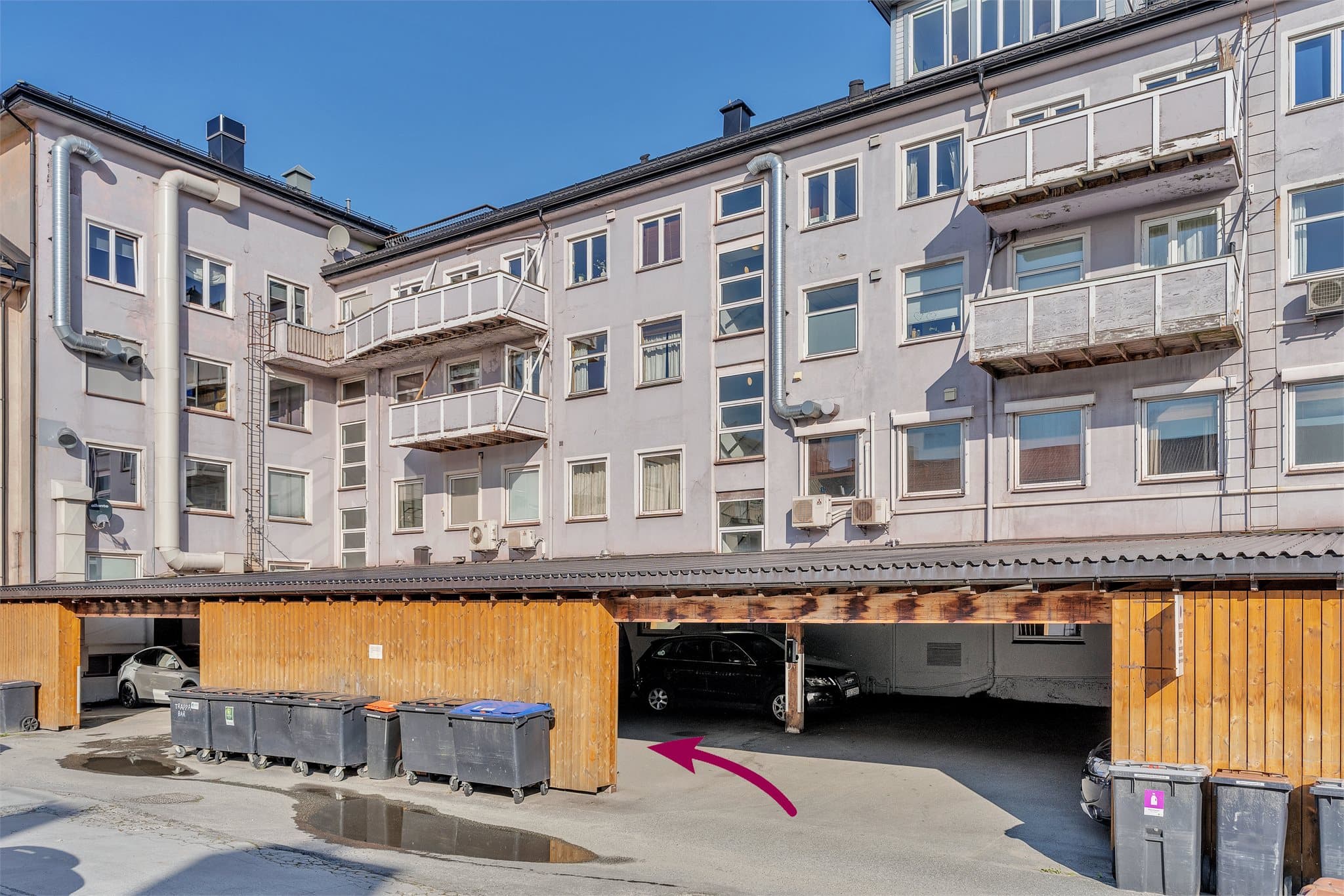Carporten gir enkel og skjermet parkering.