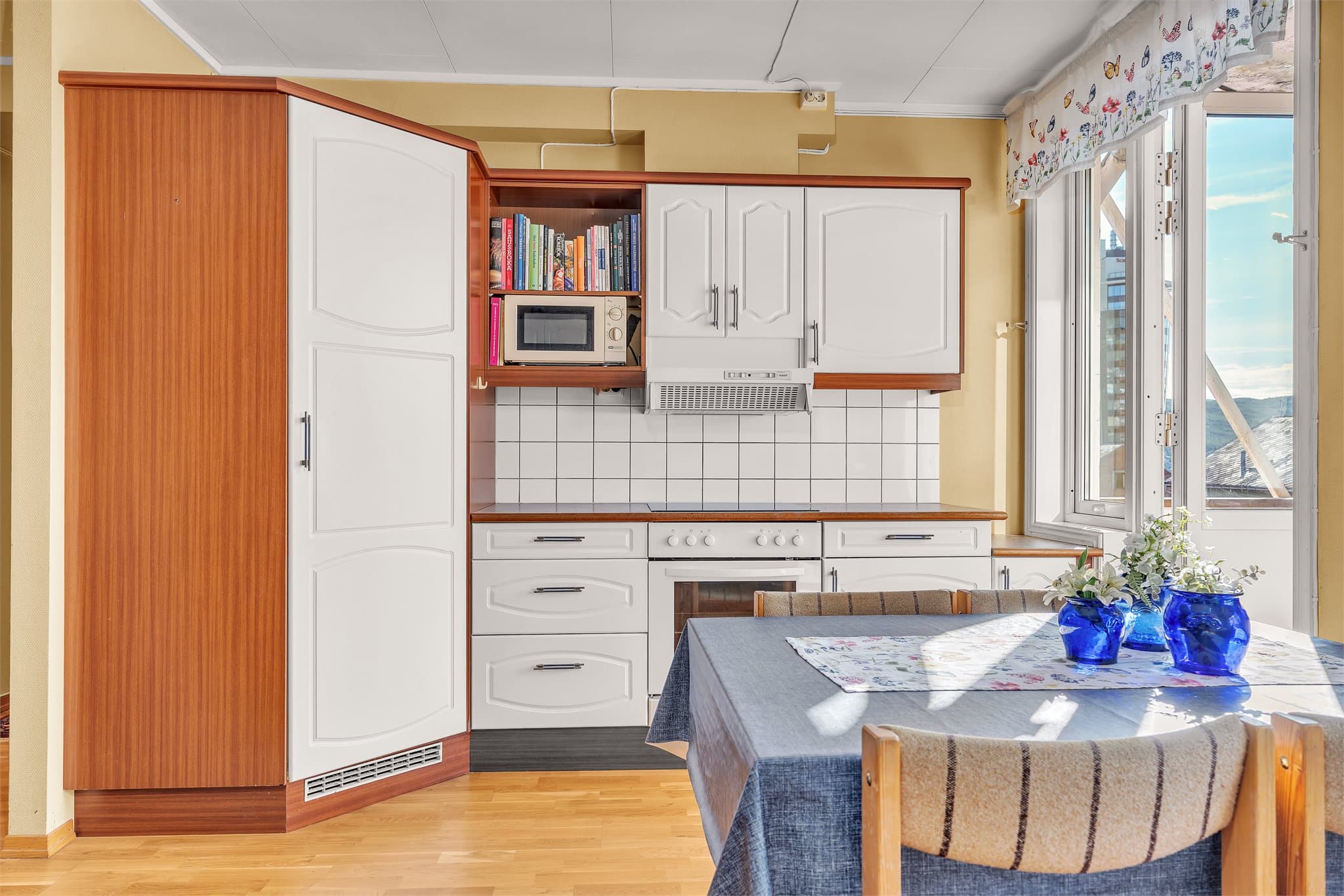Kjøkken med profilerte fronter og plass til spisebord.