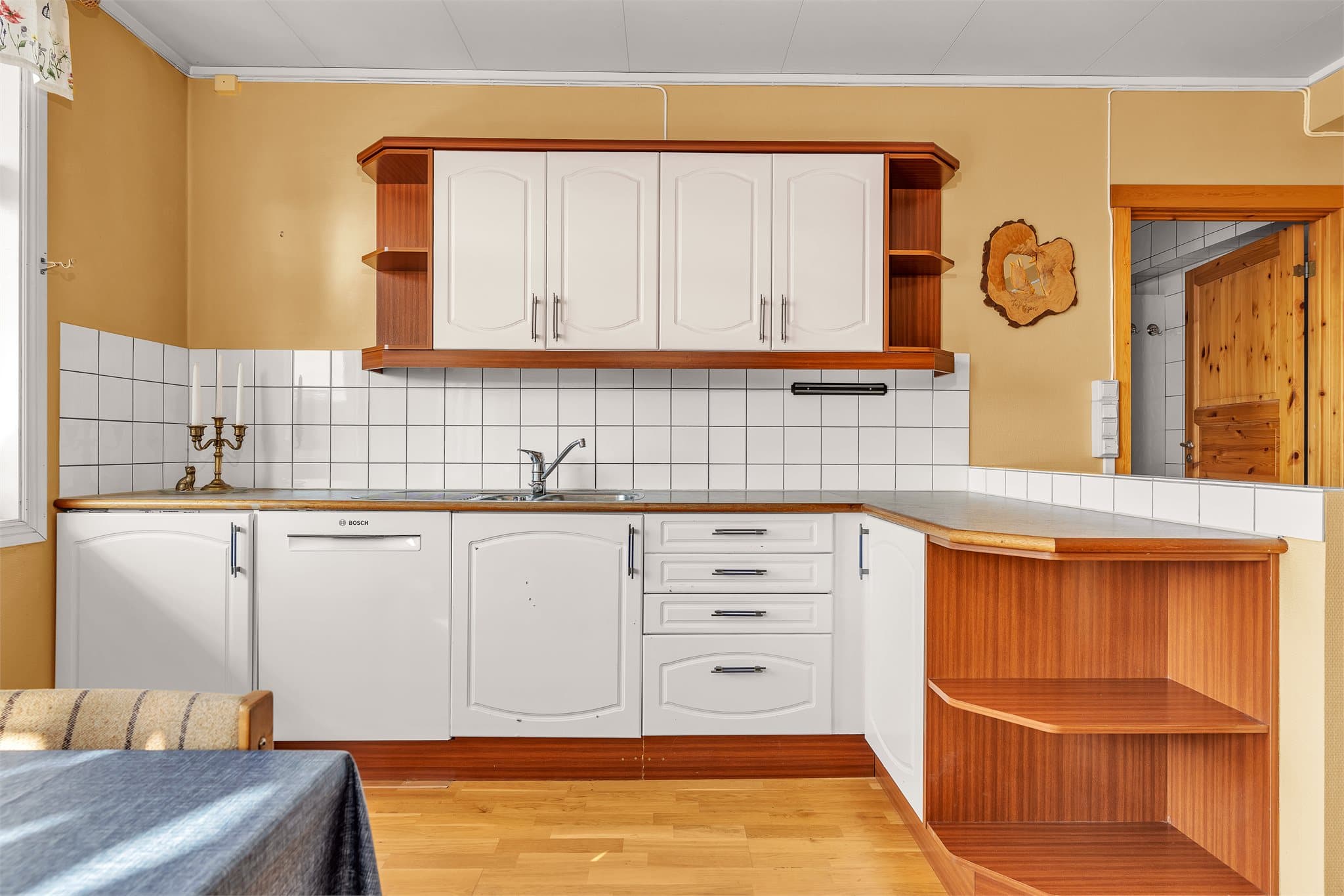 Innredningen har benkeplate i laminat og inkluderer oppvaskmaskin.