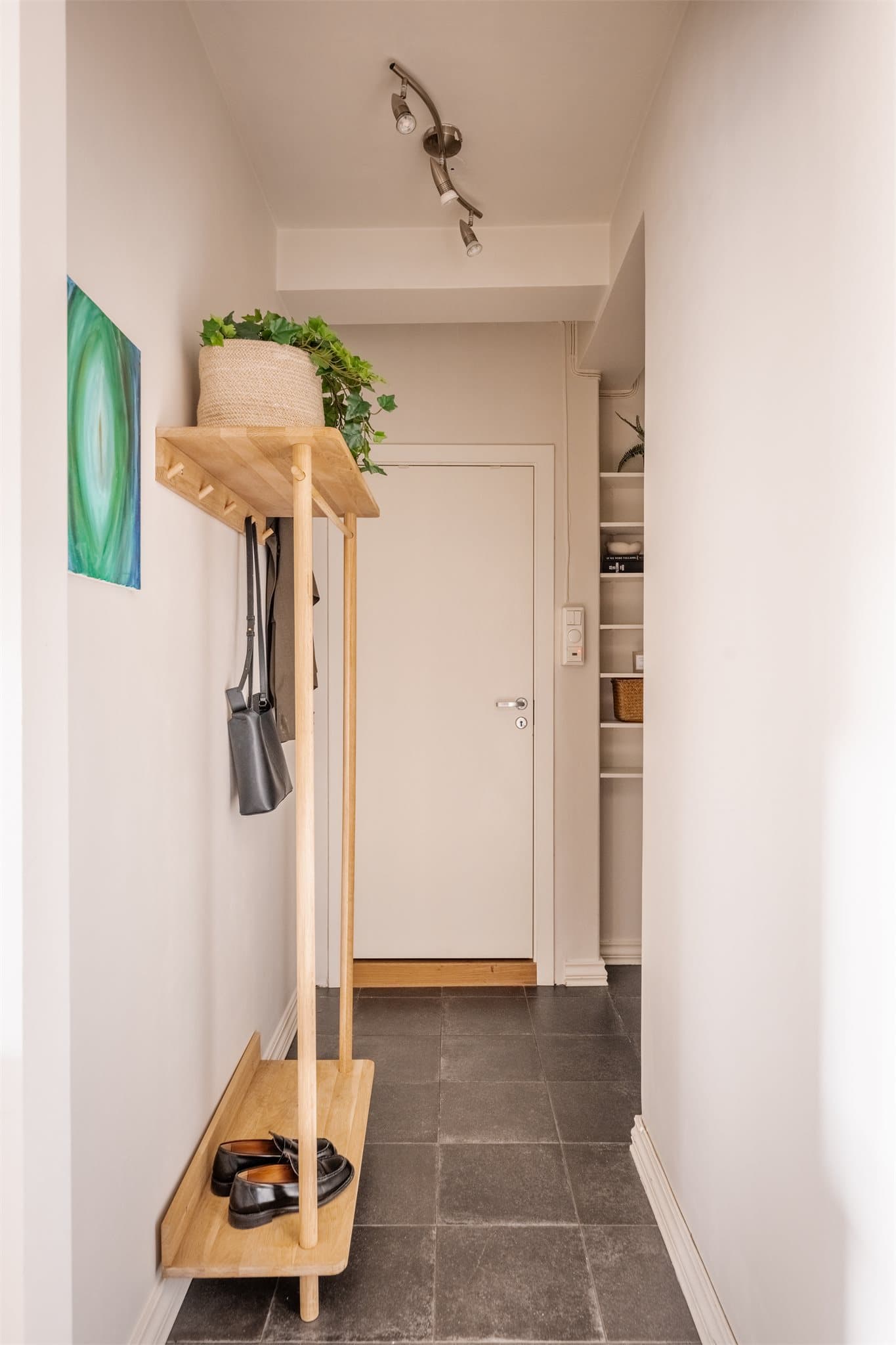Velkommen inn! Fra gangen har du adkomst til boligens øvrige rom.