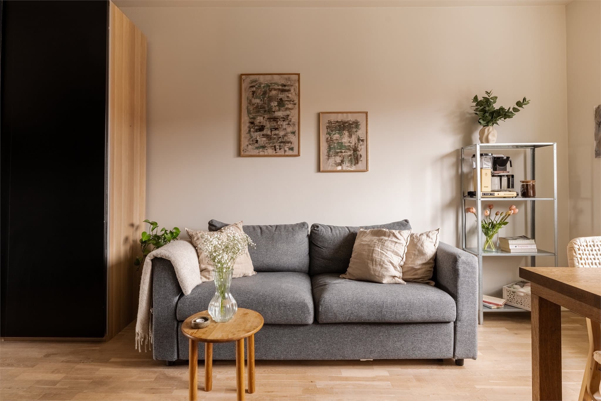 Rommet gir gode møbleringsmuligheter med plass til både sofaarrangement og stuebord.