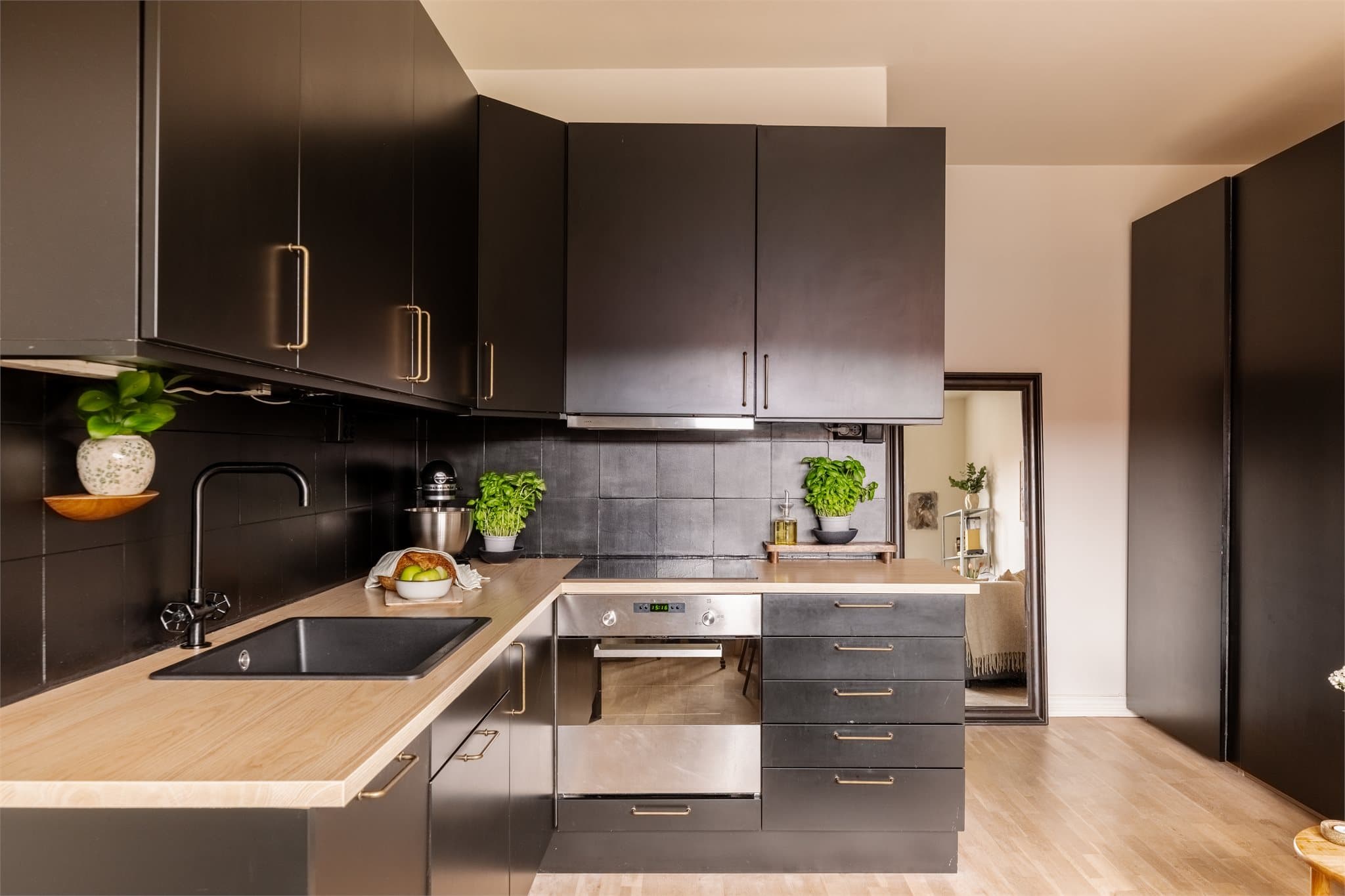 Kjøkkeninnredningen fra IKEA har en lys laminatbenkeplate og lakkerte fronter som gir et moderne og tidløst uttrykk.