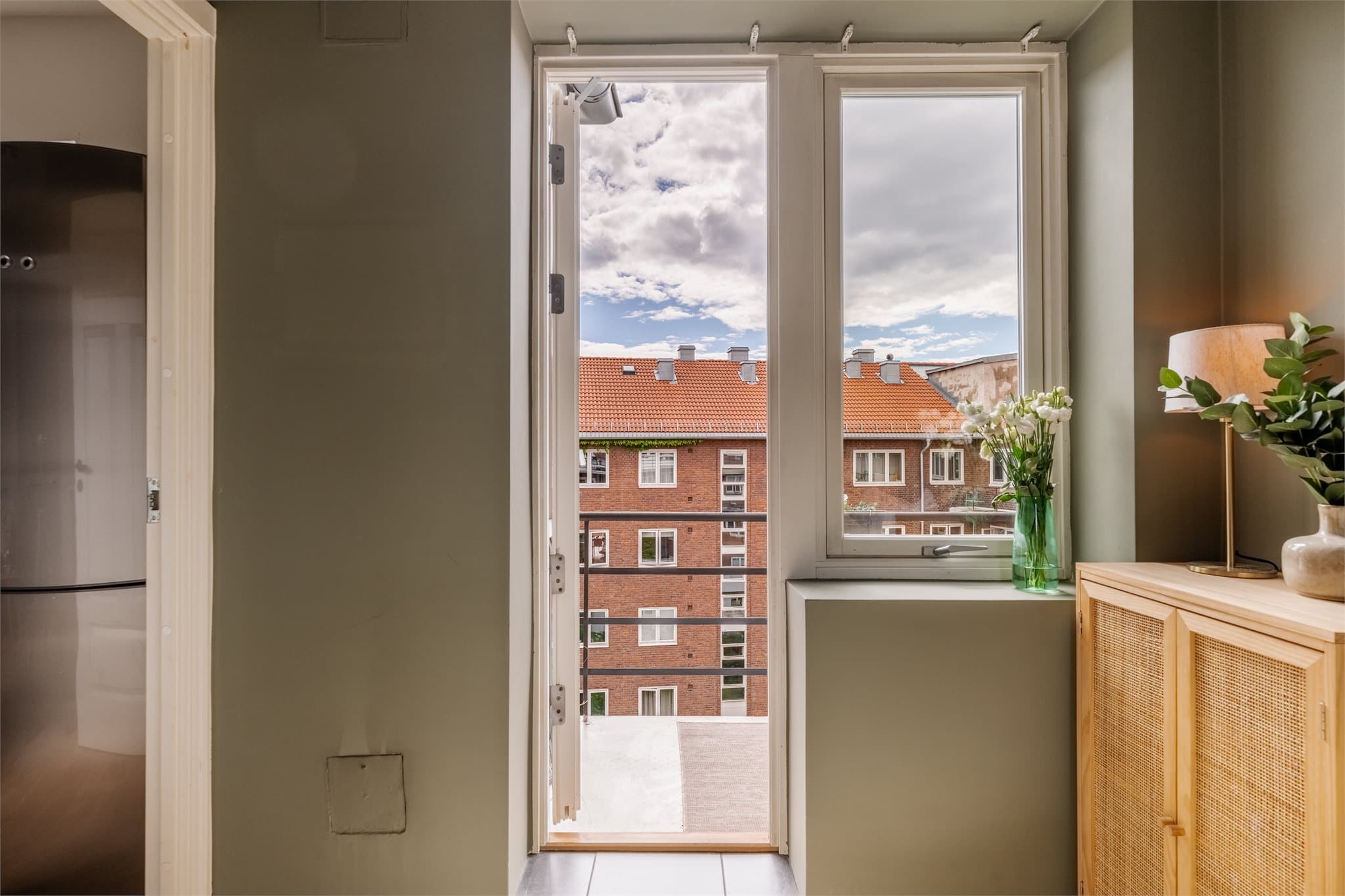 Fra soverommet er det direkte utgang til en herlig balkong. Rommet vender ut mot den rolige bakgården, noe som gir en skjermet og behagelig atmosfære.