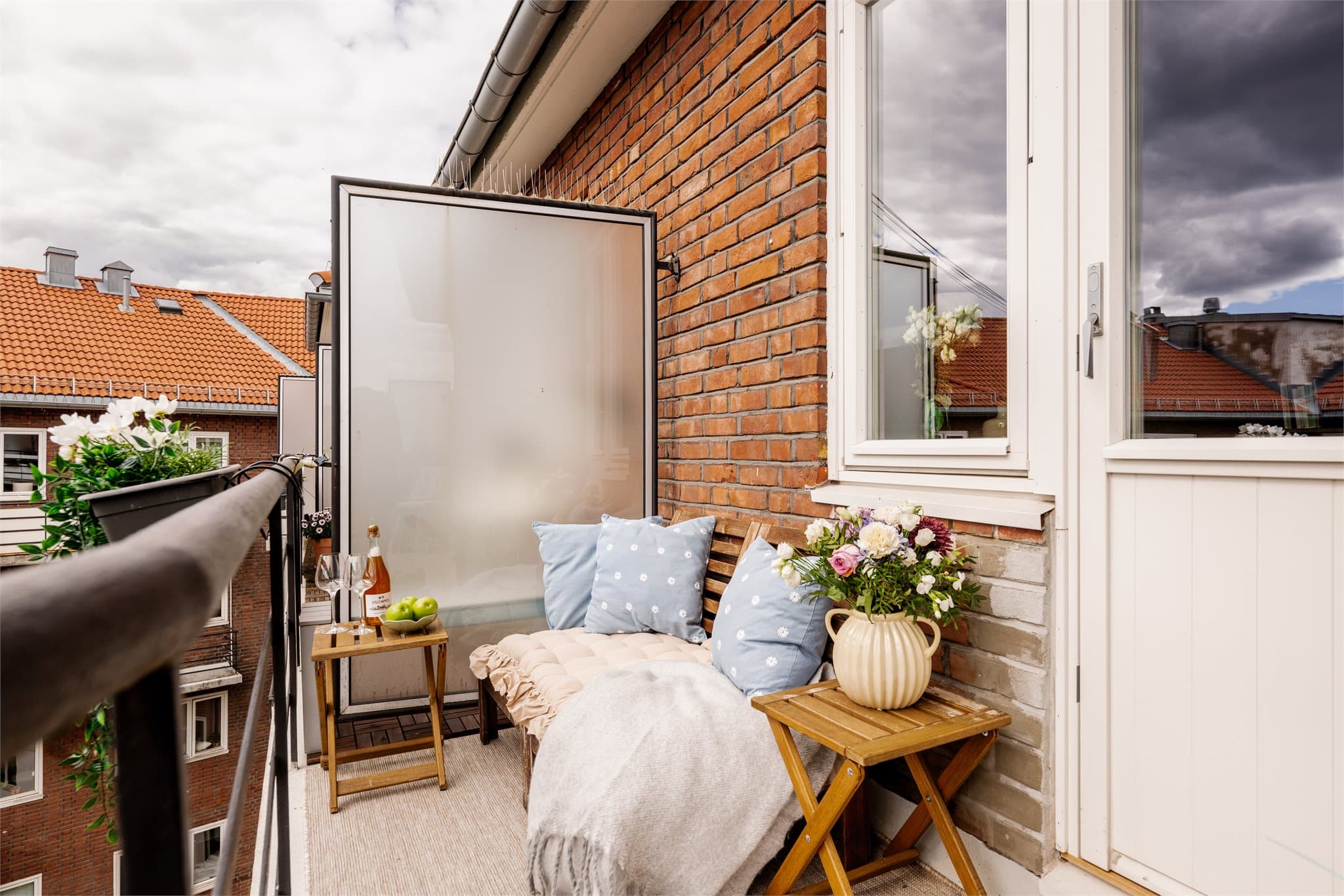 Den sydvendte balkongen på 7 m² byr på gode solforhold og fungerer som en naturlig forlengelse av boligen i sommerhalvåret.