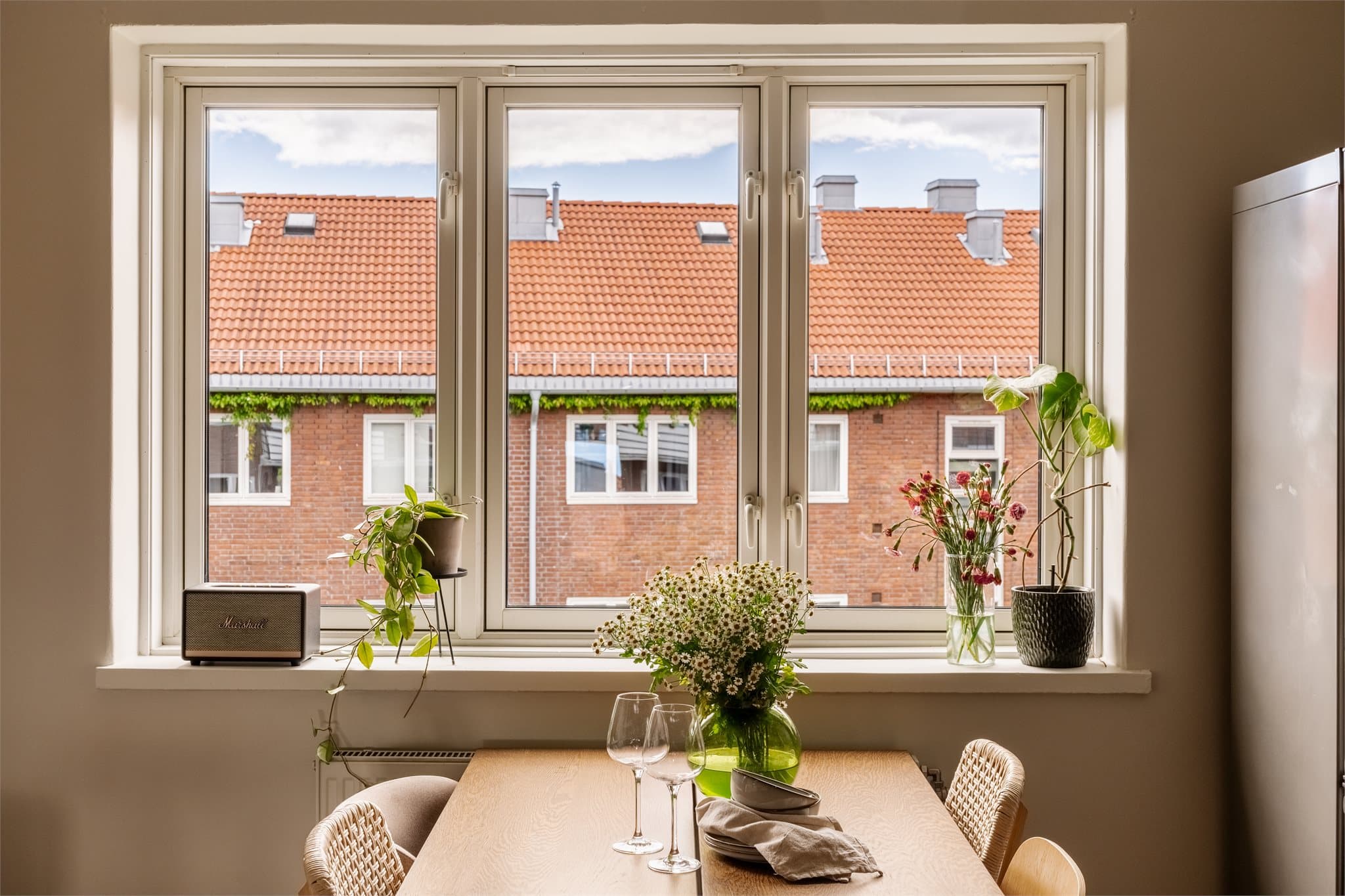 Spiseplassen har god kapasitet og legger til rette for trivelige stunder med venner og familie.