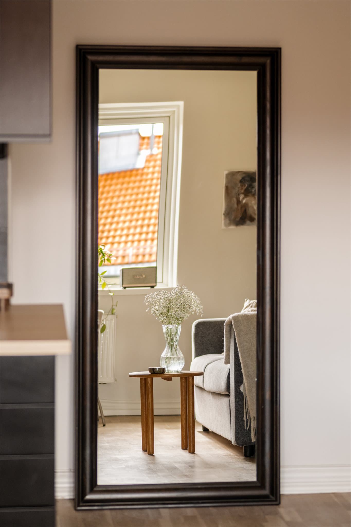 Leiligheten er lys, og de store vinduene slipper inn rikelig med naturlig dagslys.