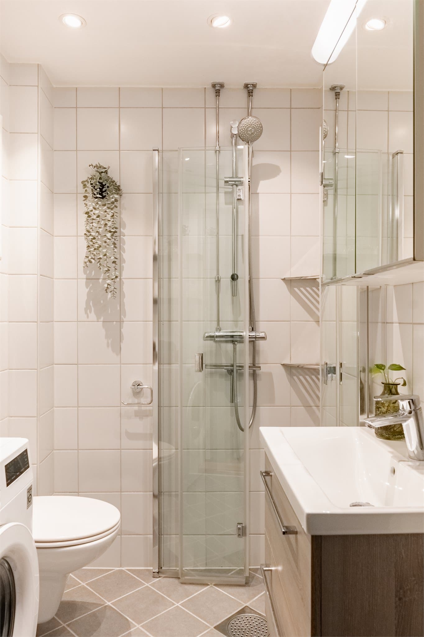 Badet er av god størrelse. Det er lagt varmekabler på gulvet for økt komfort under morgen- og kveldstellet.