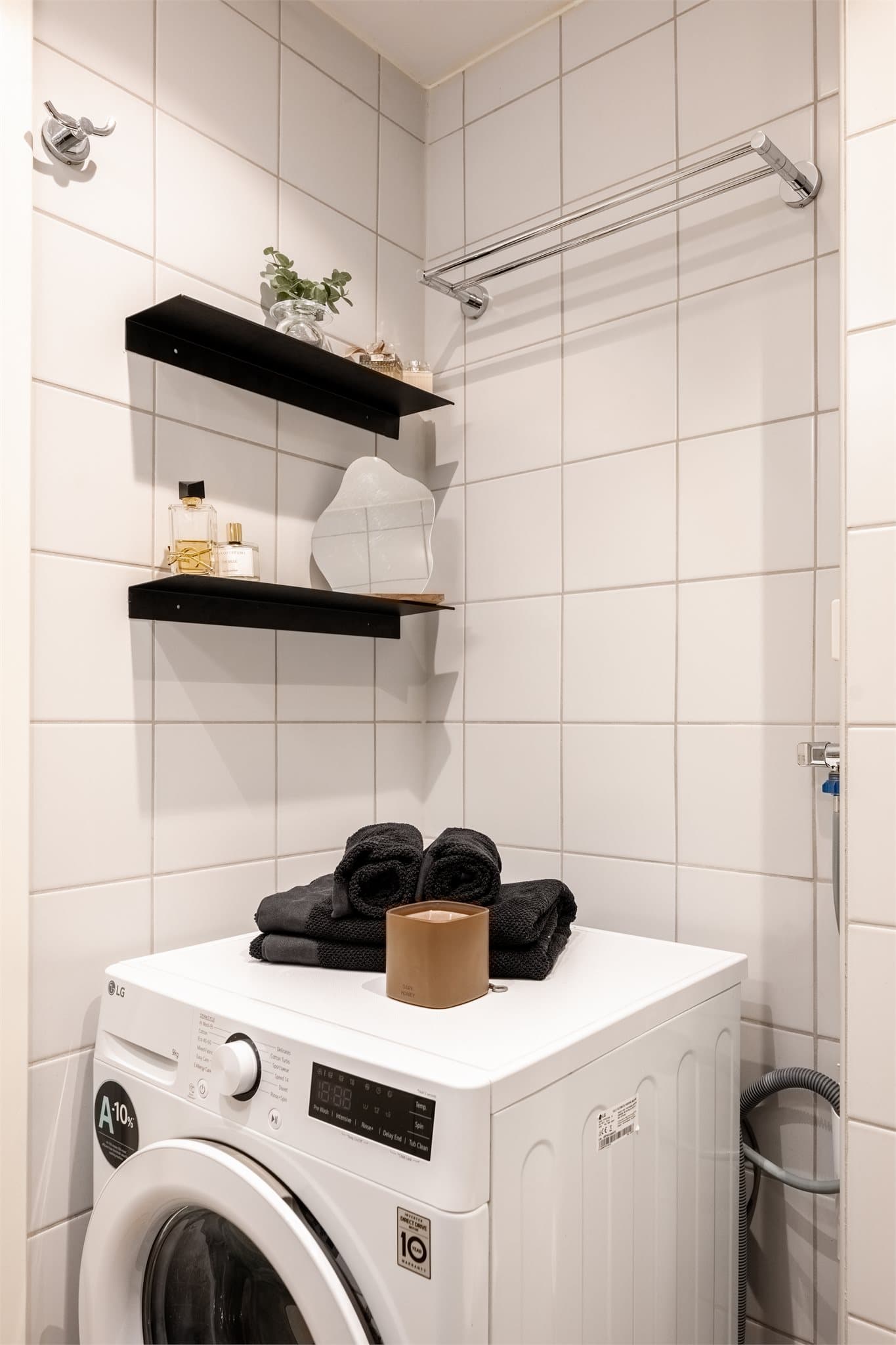Det er opplegg for vaskemaskin på badet.
