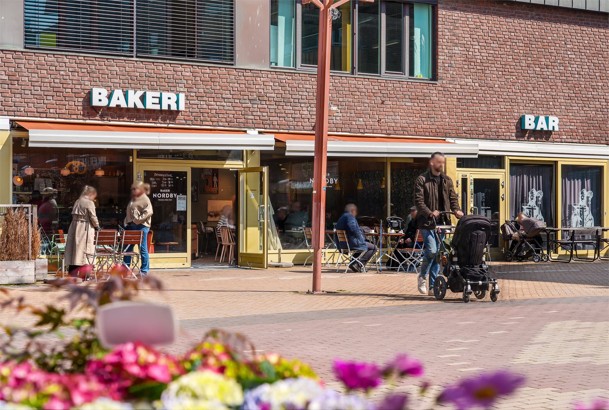Det hyggelige Tøyen torg ligger i nærheten av leiligheten.