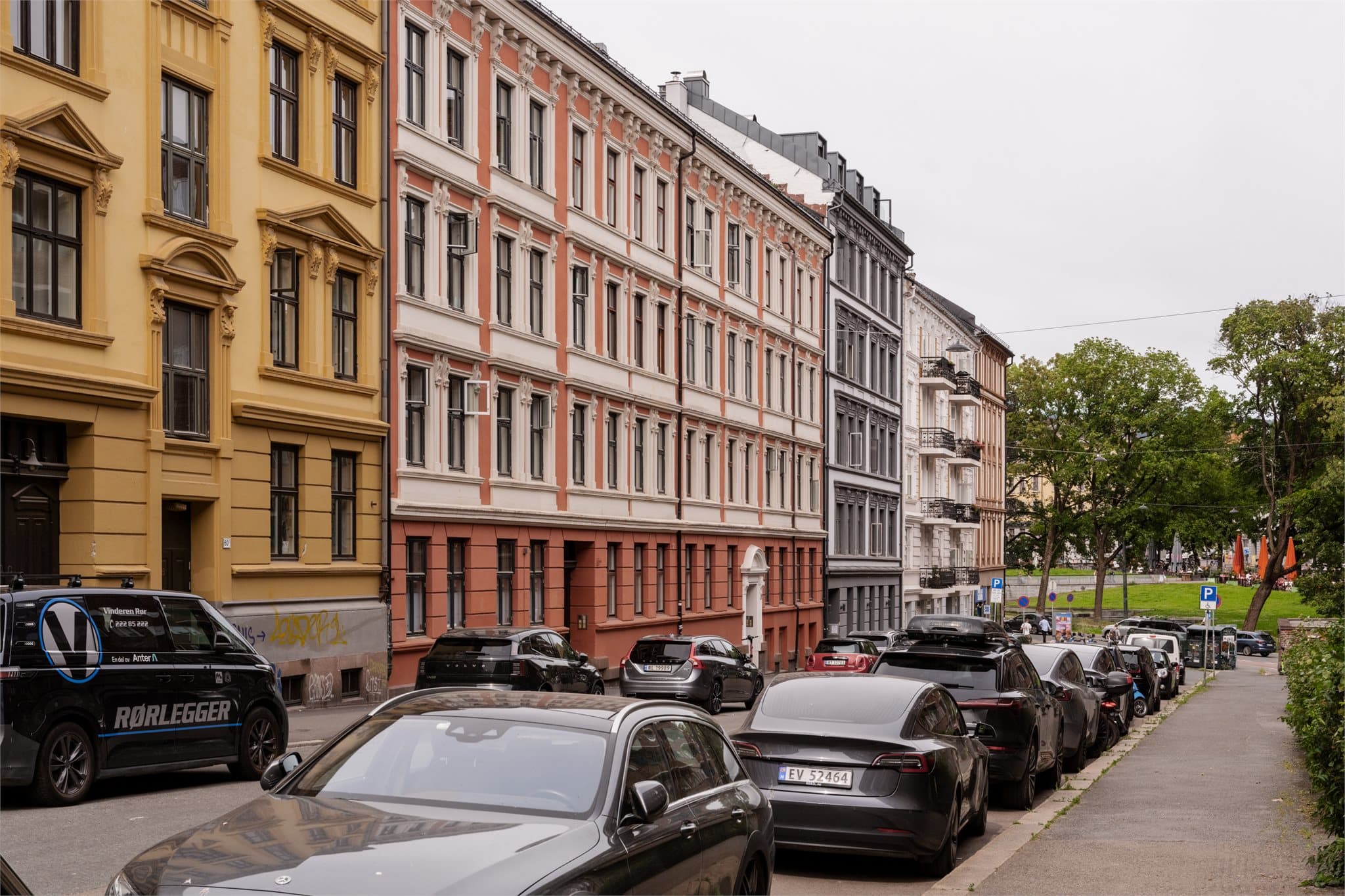 Leiligheten ligger i en klassisk bygård fra 1900 på St.Hanshaugen, rett ved Alexander Kiellands plass.