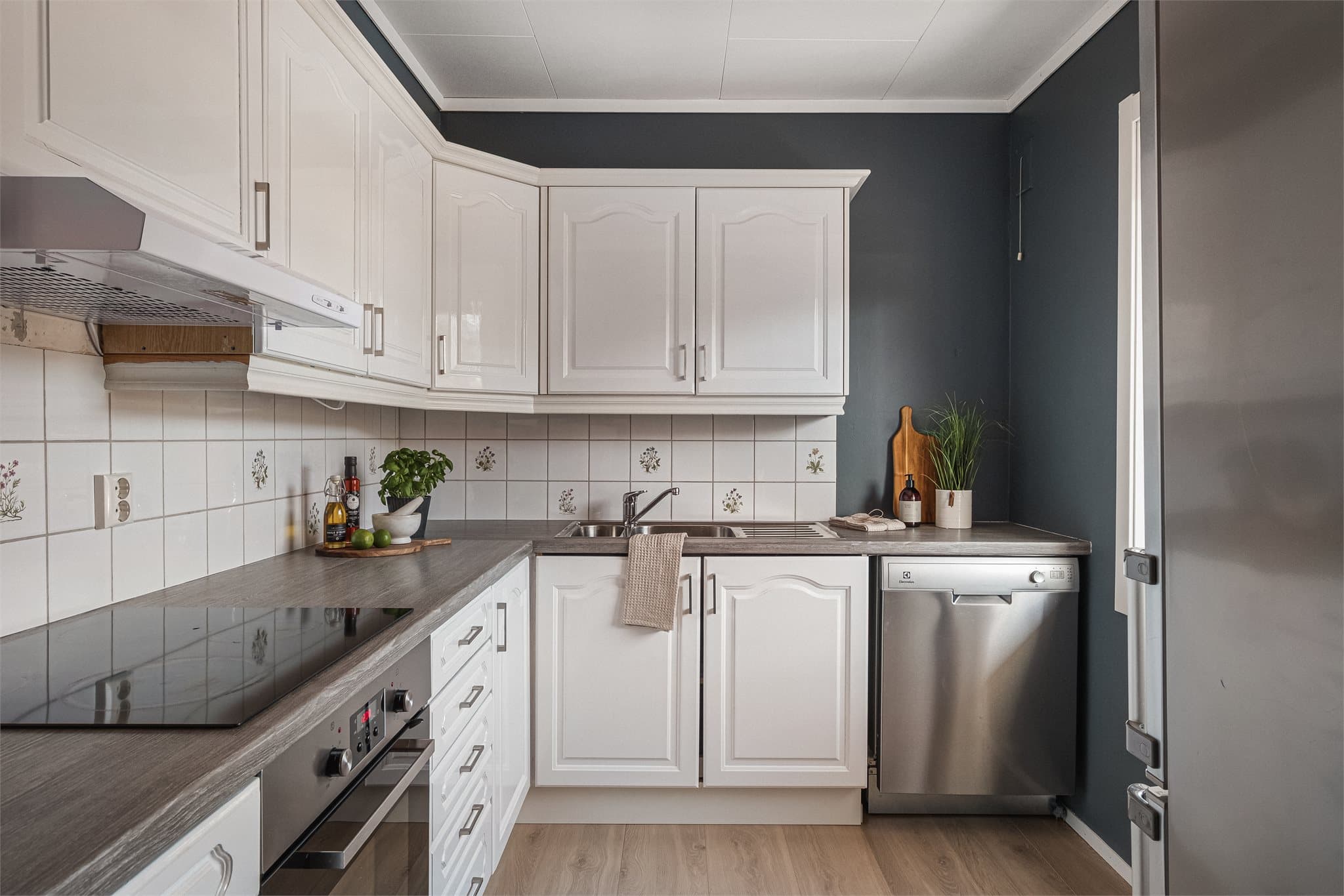 - Kjøkkenet måler 6,3 m² og er innredet med malte heltre profilerte fronter med god skapplass -