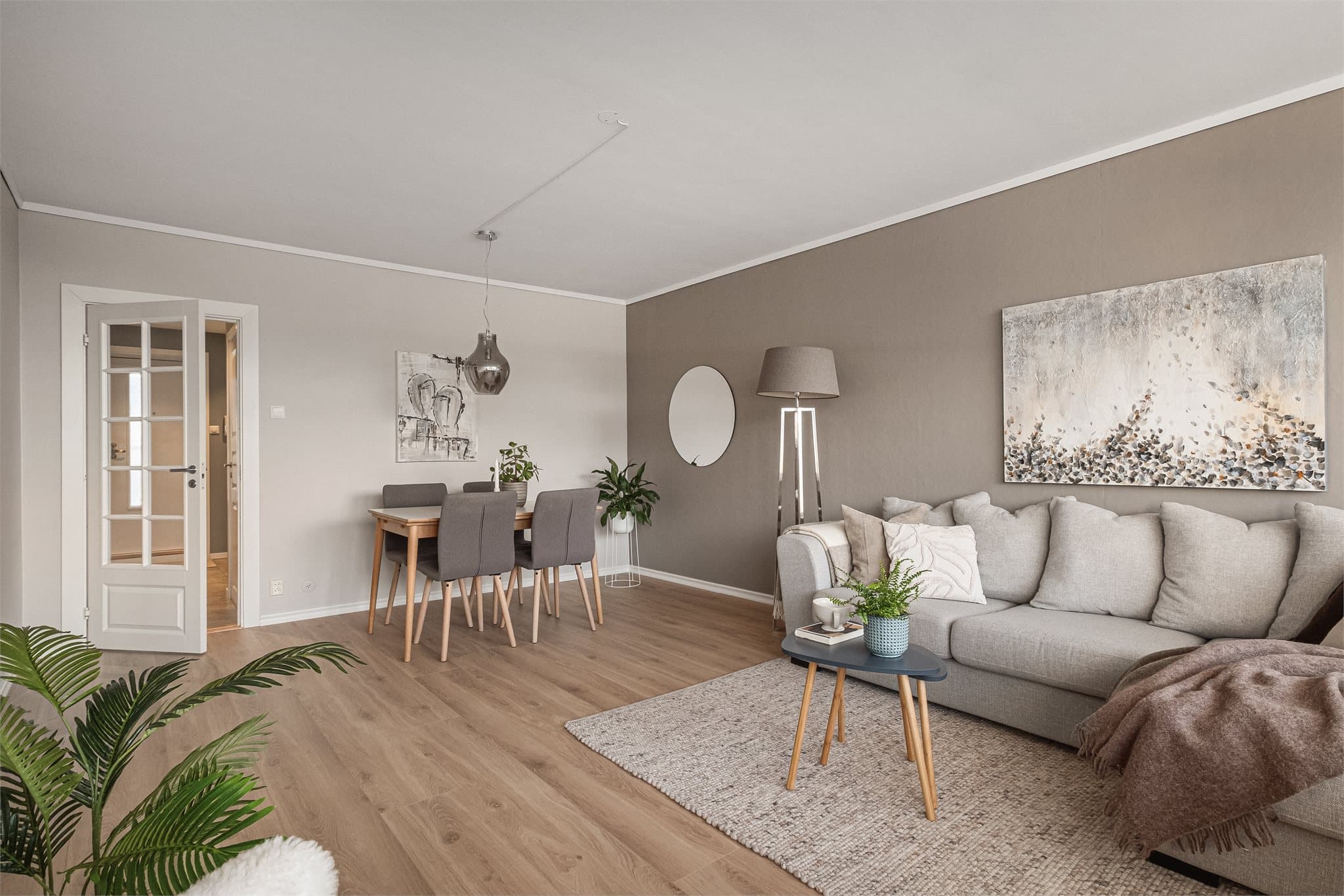 - Utformingen gjør det enkelt å innrede med sofa- og spisegruppe i hver sin sone -