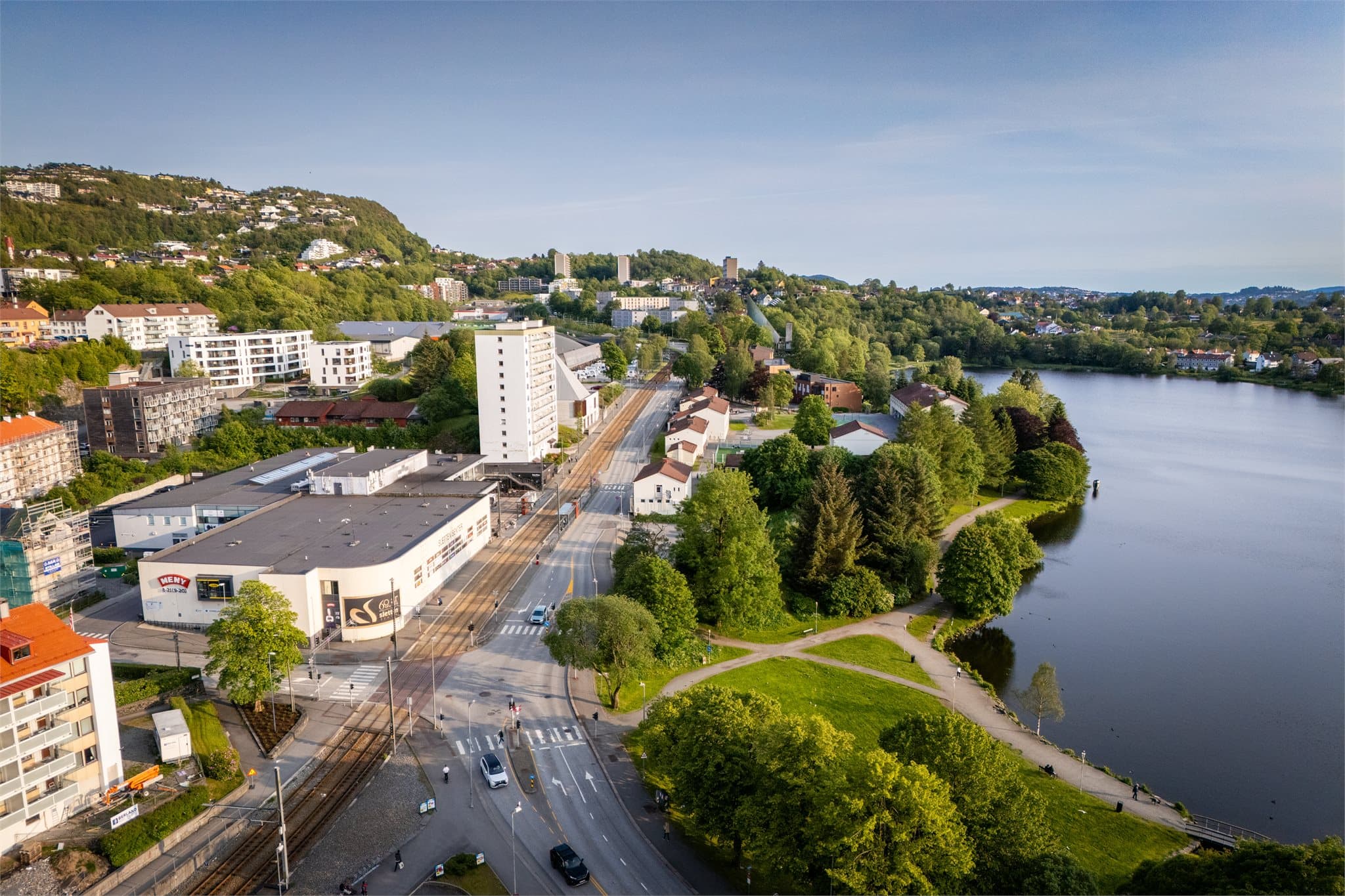 Kort gåavstand til Sletten senter med alt av servicetilbud og fasiliteter man trenger i hverdagen.