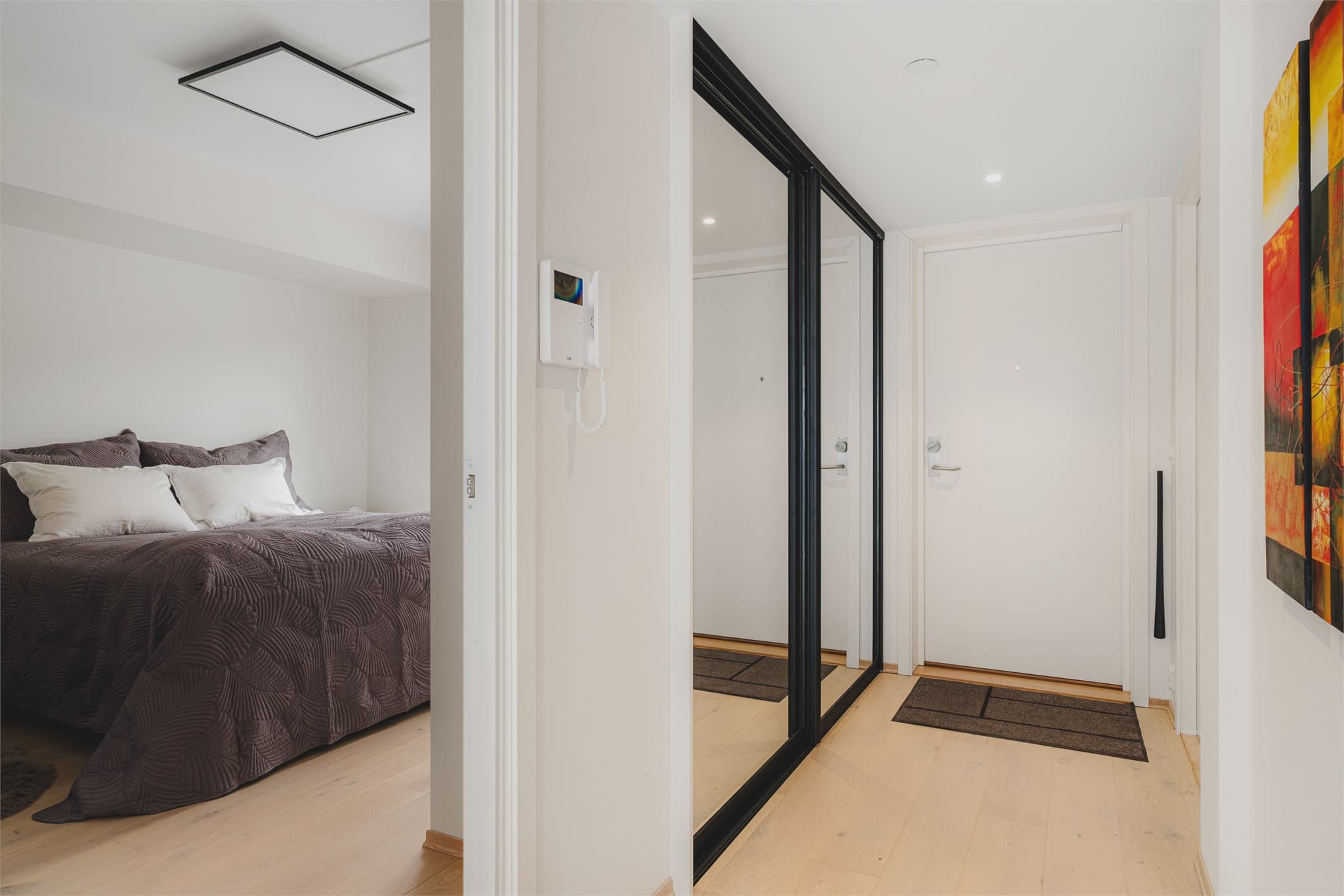- Entré/gang er romslig på 9,2m² og har godt med lagringsplass i garderobeskap -