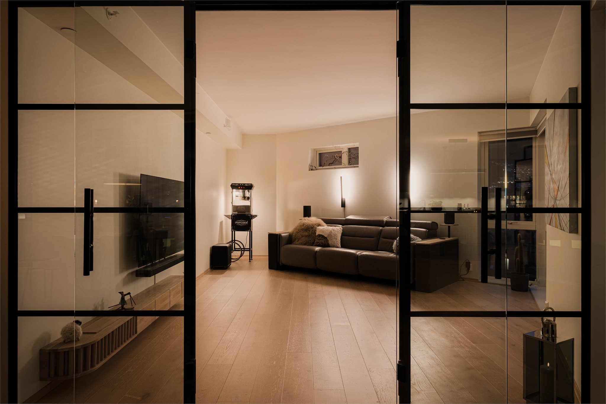 - Leiligheten har et totalt BRA-i på 108m² og inneholder entré/gang, bad, toalett, 2 soverom, stue/kjøkken, tv-stue og bod/teknisk rom -