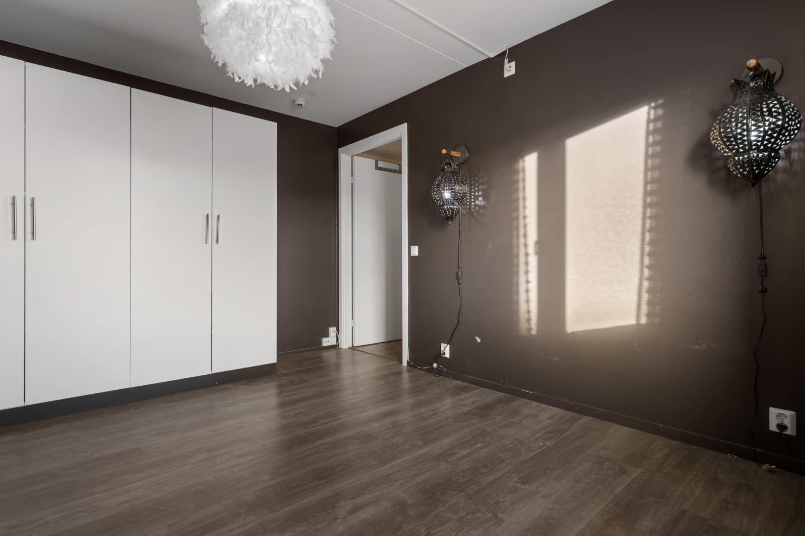 Soverommet har godt med garderobeskap.