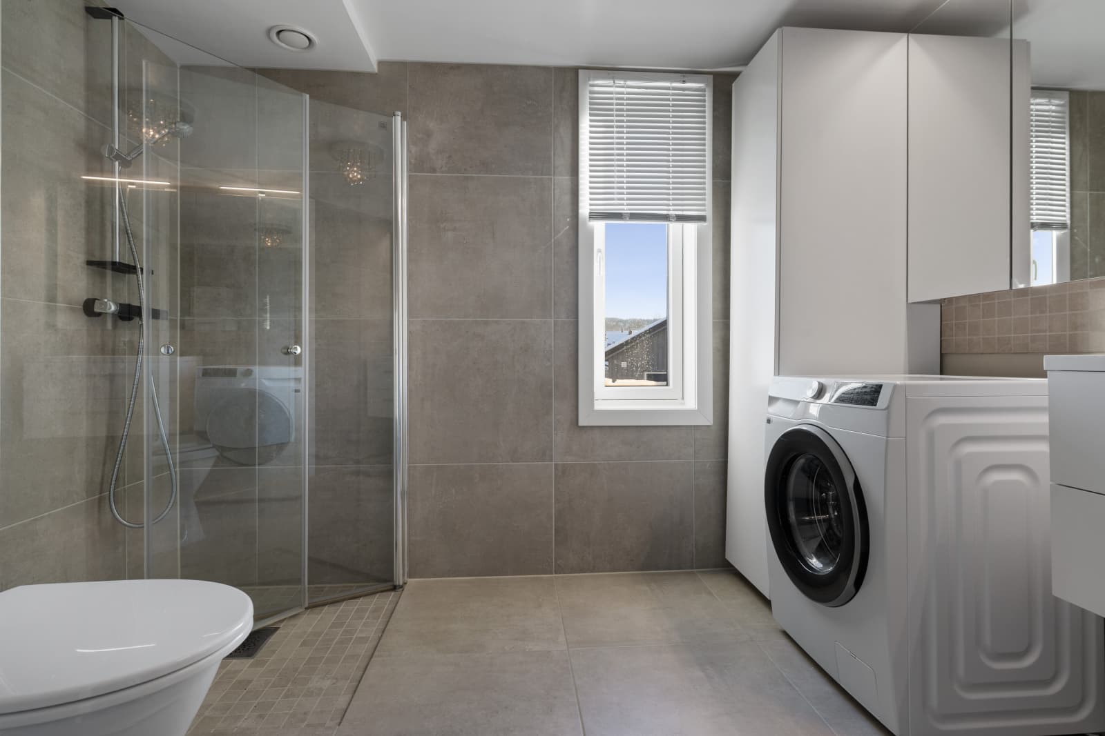 Delikat baderom med gulvvarme. Badet har blitt oppgradert i nyere tid 2017/2018 med ny baderomsinnredning, praktiske innfellbare dusjvegger, speilskap og klosett.