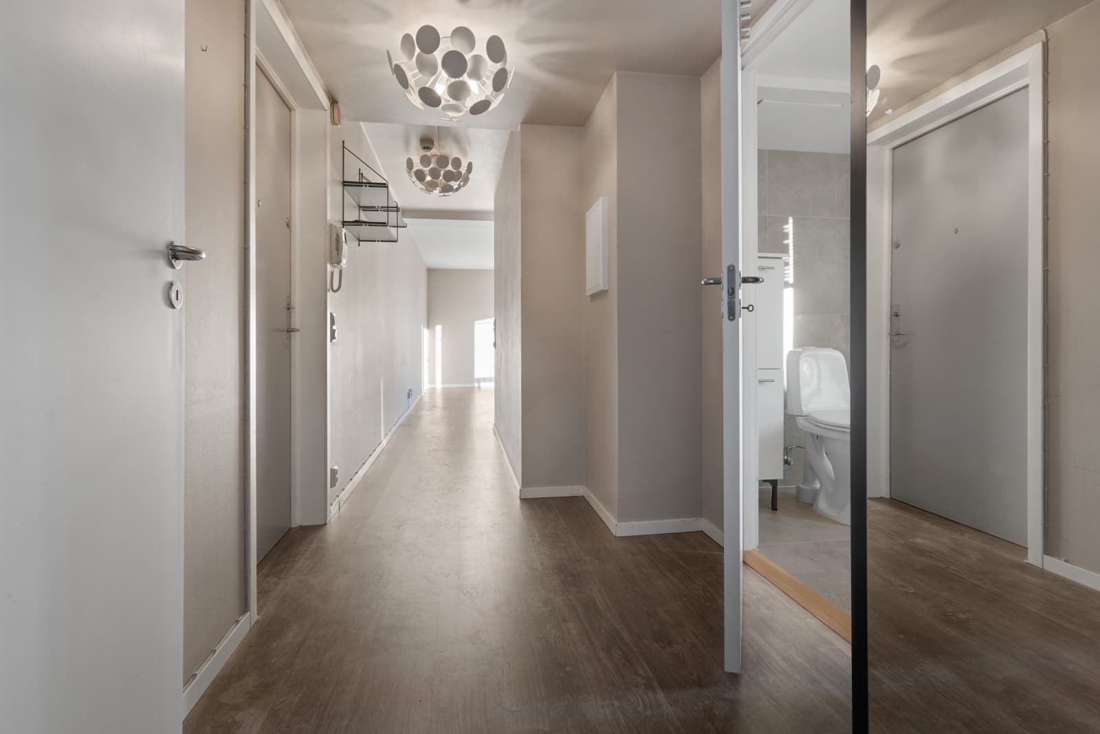 Leiligheten har dørcalling-anlegg et kommunikasjonssystem for å snakke med og/eller se besøkende før du slipper dem inn i leilighetskomplekset.