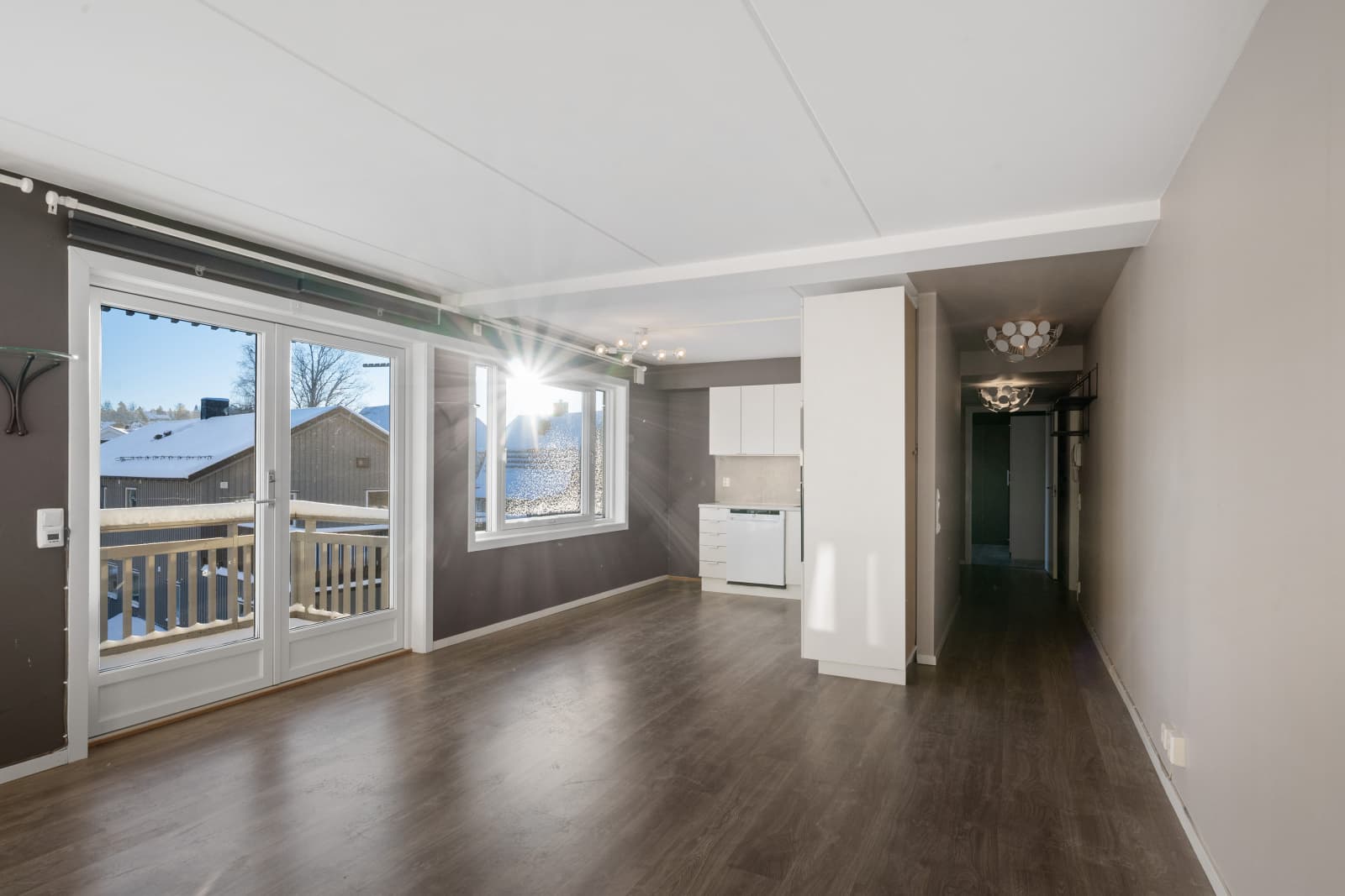 Allrommet har store vindusflater og utgang til en trivelig og solrik balkong.