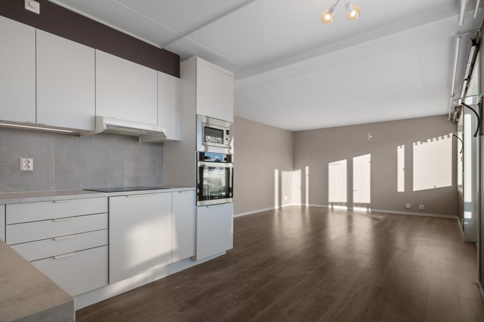 Kjøkken og stue er i åpen løsning og danner et sosialt allrom.