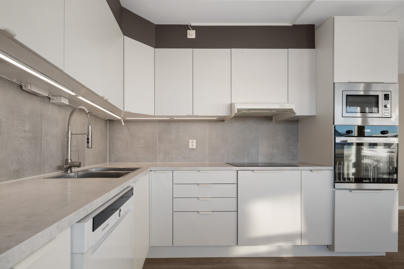 Mellom benk og overskap er det montert praktiske fliser for enkel rengjøring.