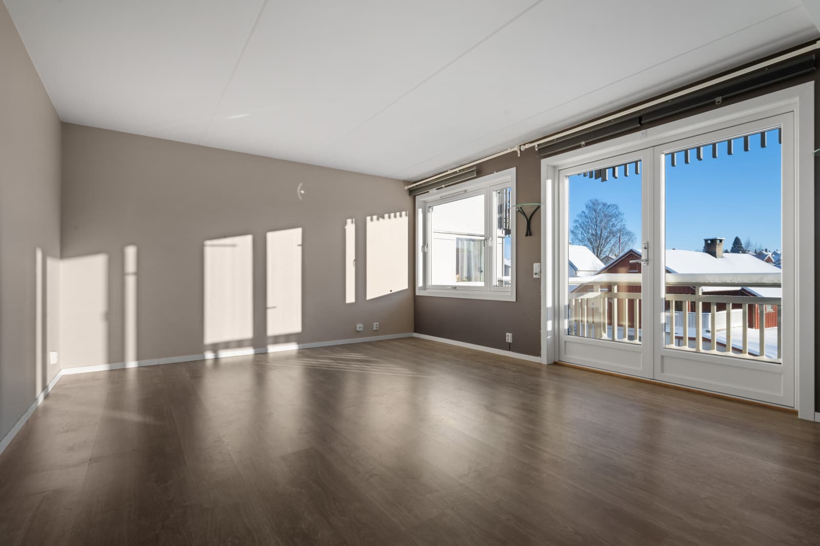 Det er gjennomgående gulvvarme i entré, stue/kjøkken og baderom.