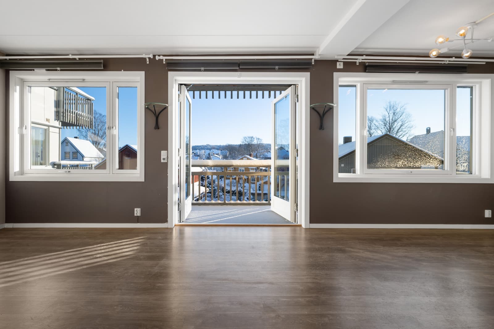 Fra balkongen er det usjenert utsyn til et veletablert villastrøk.