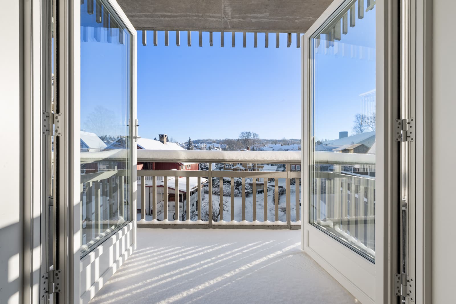 Balkongen er på ca. 4 kvm og er overbygd.