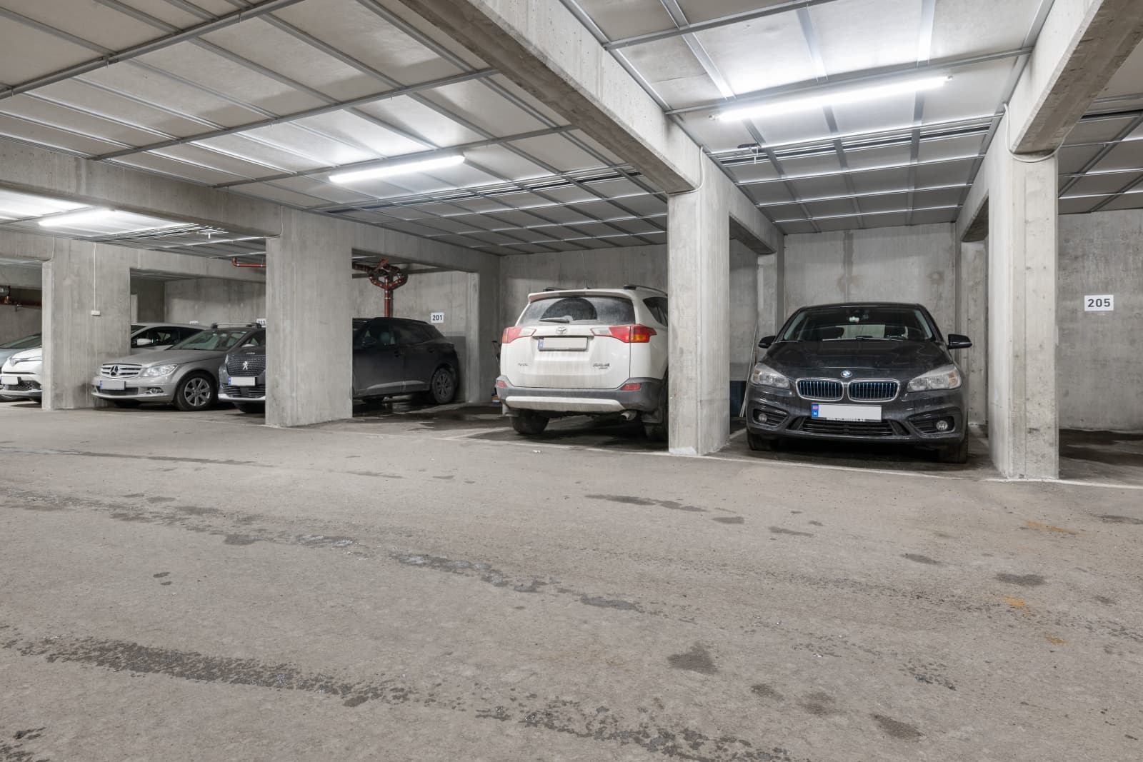 Det følger biloppstillingsplass i garasjeanlegg samt en sportsbod i separat bodanlegg.