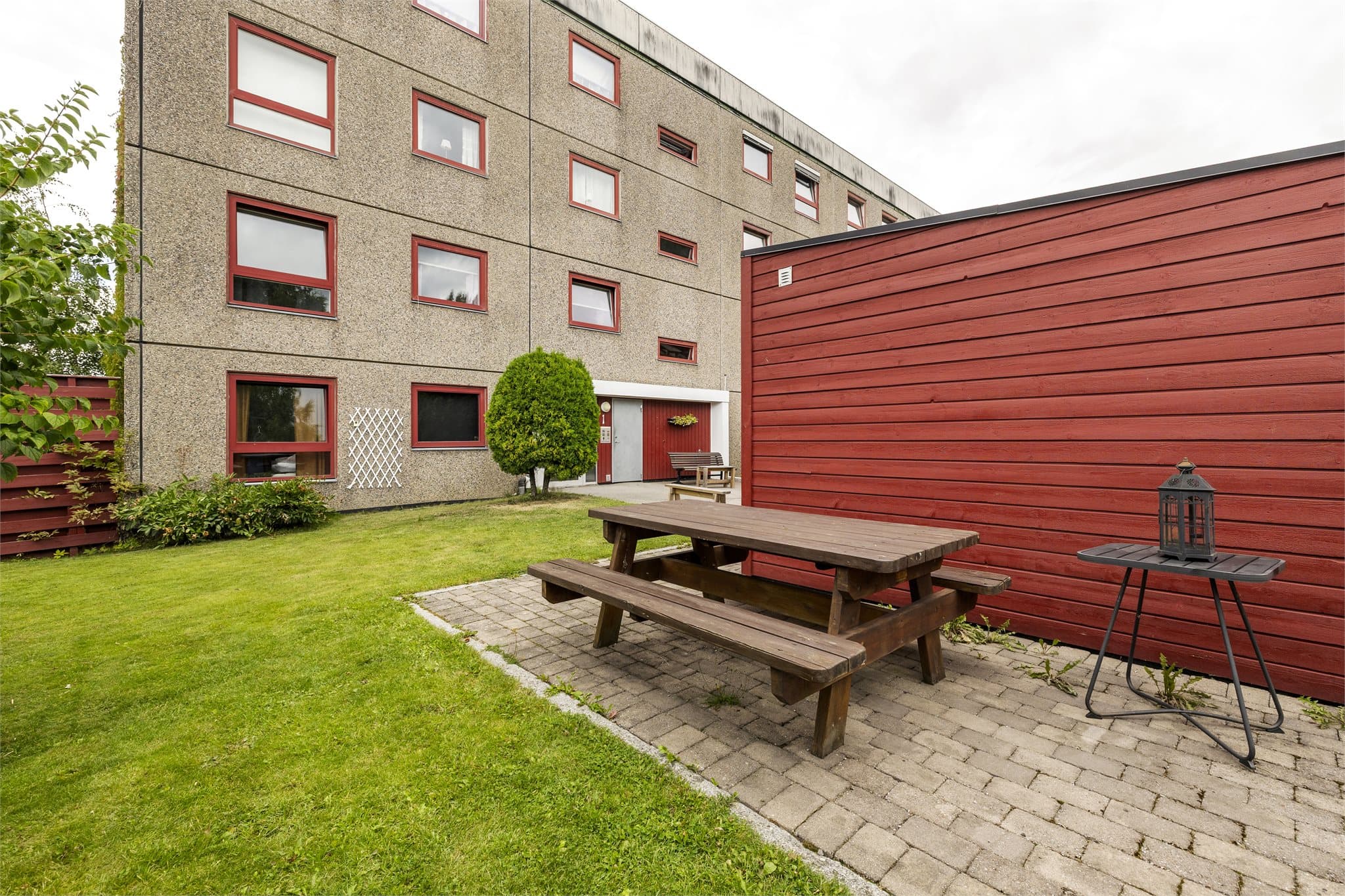 Rett utenfor inngangsdøren til blokka disponerer leiligheten en utvendig bod i felles bodanlegg.