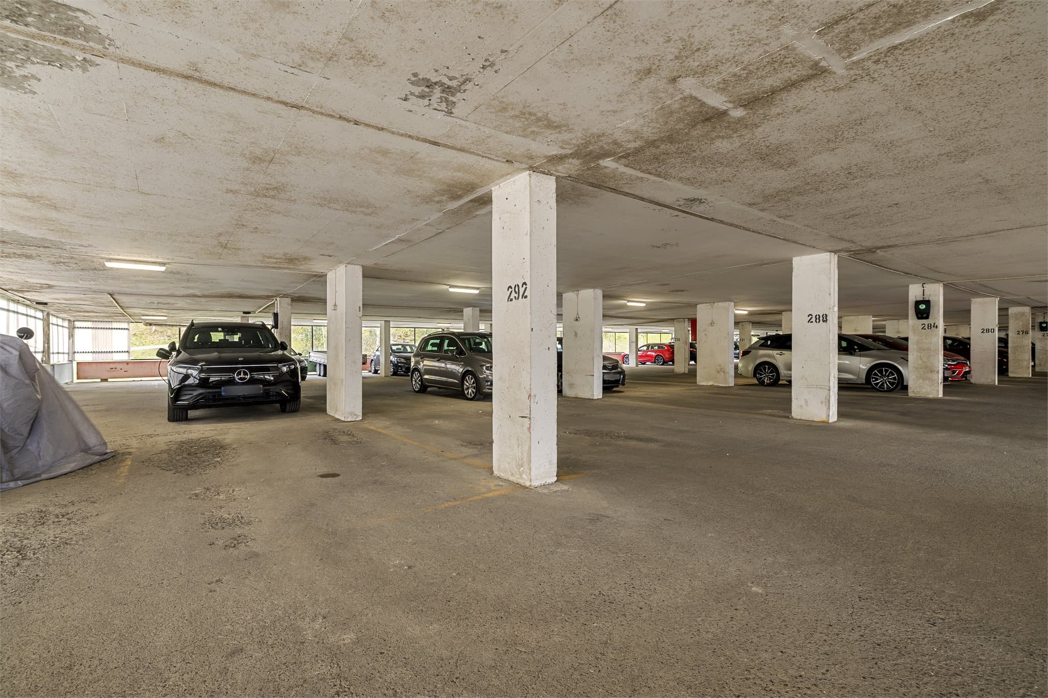 Leiligheten disponerer en garasjeplass i felles anlegg.
