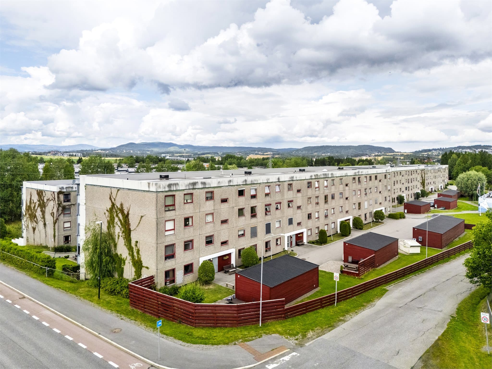 Nærmeste bussholdeplass er "Landskronaveien" eller "Skjetten senter". Begge bussholdeplassene ligger i gangavstand fra leiligheten.