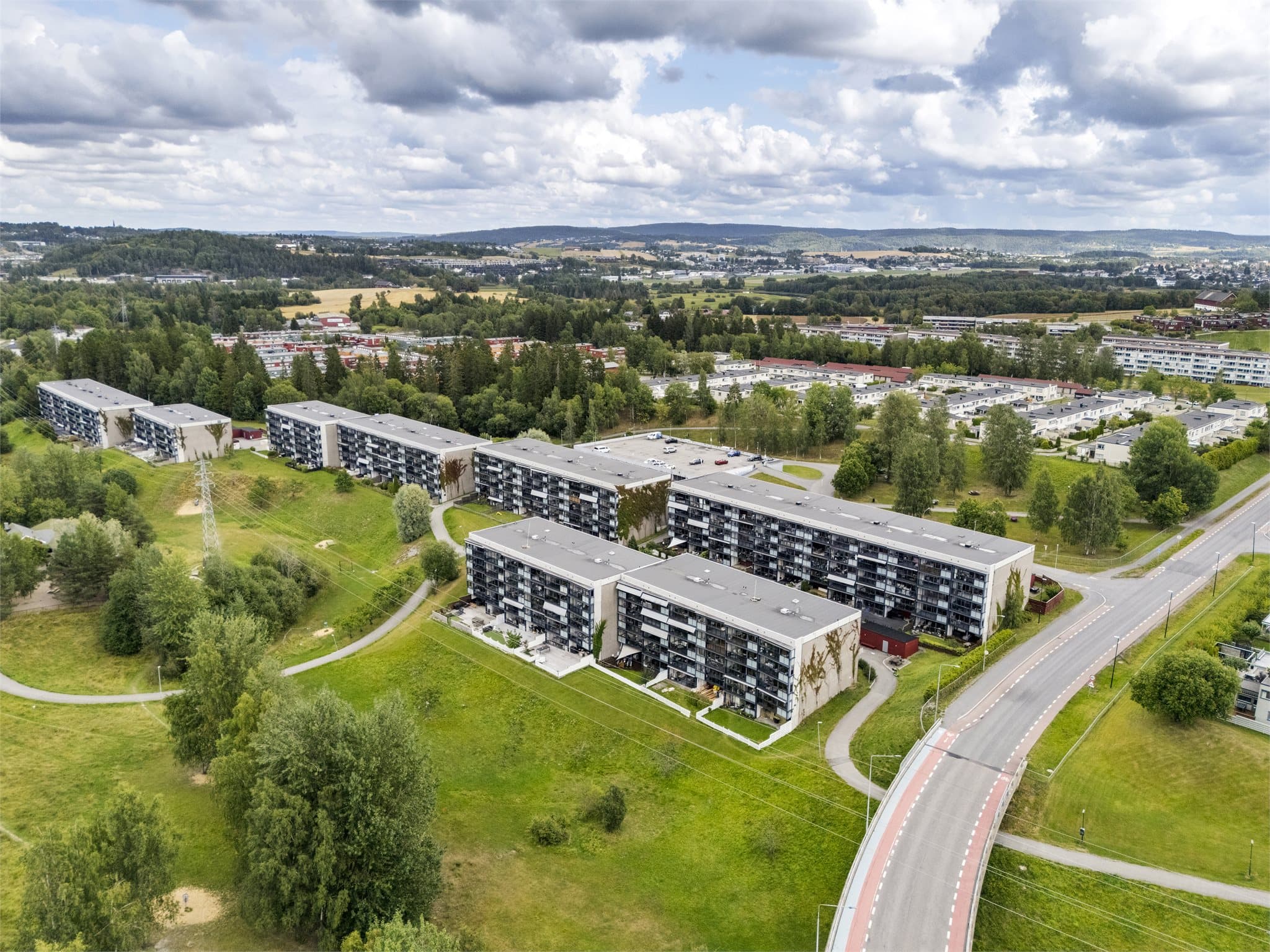 Her bor man med nærhet til skoler, barnehager, offentlig kommunikasjon og et rikt utvalg av servicetilbud.