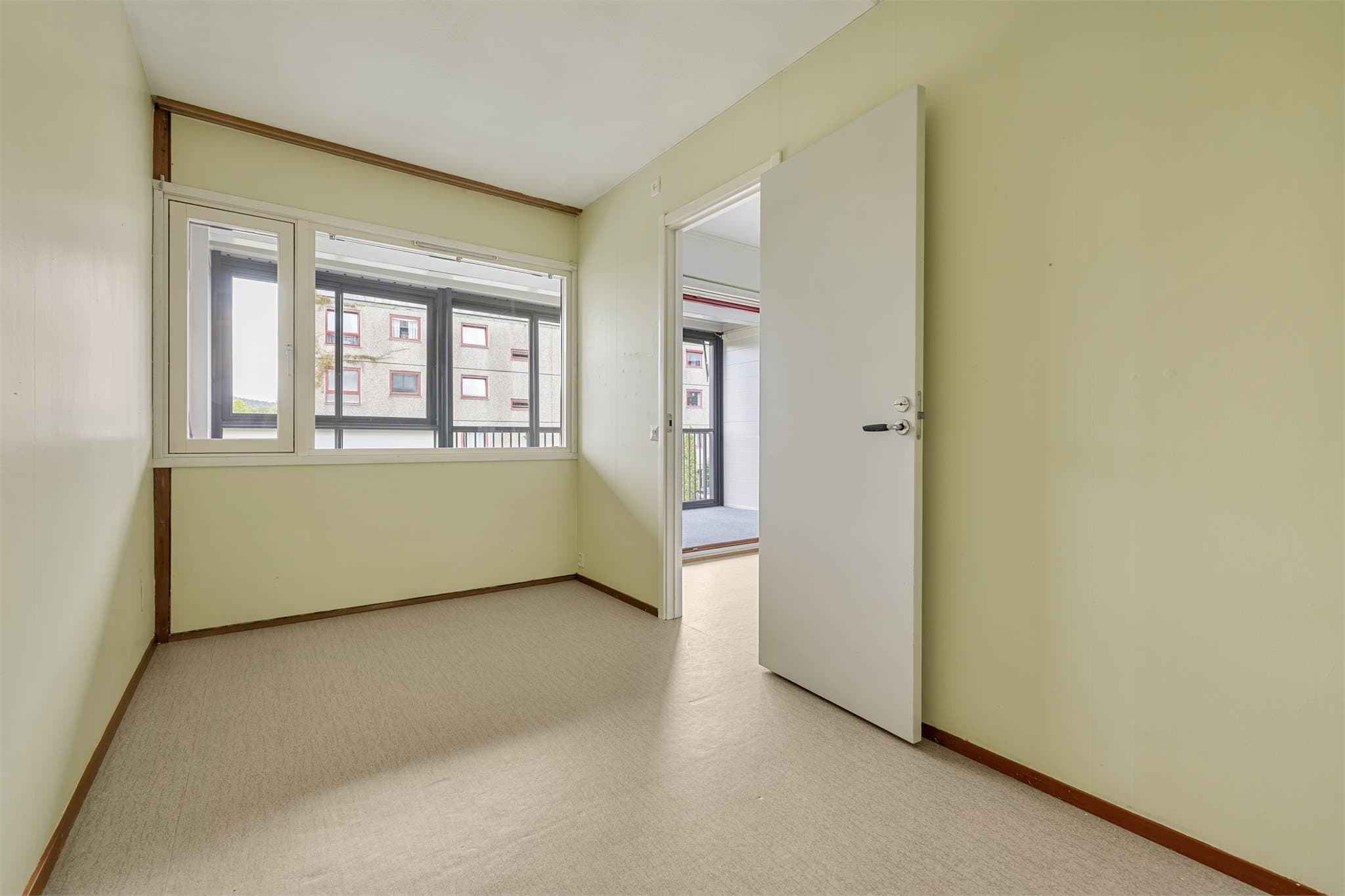 Leiligheten har et soverom med plass til seng og tilhørende møblement.