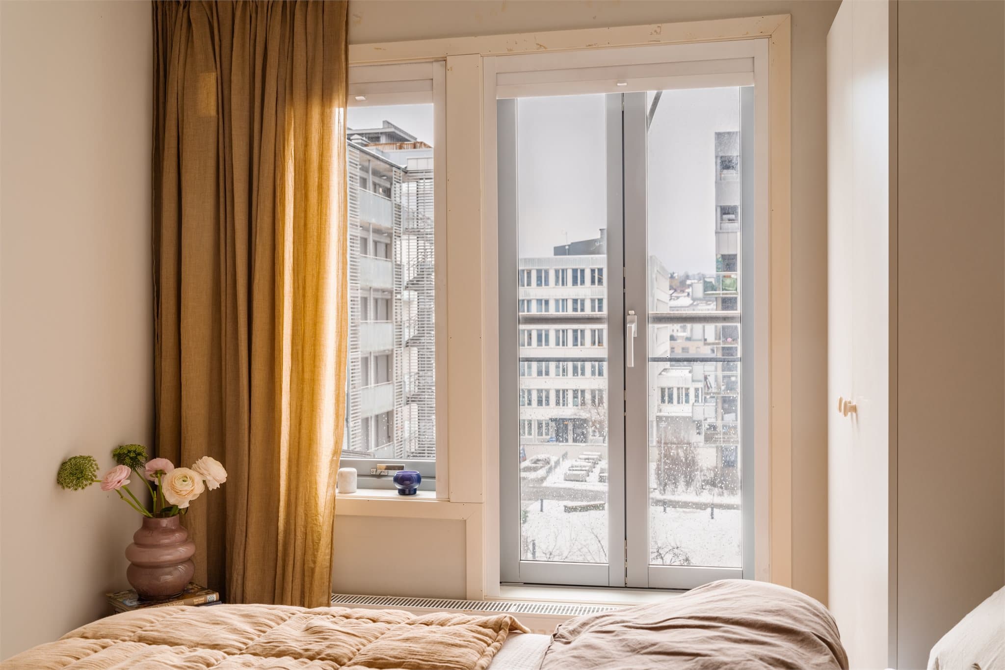 Her er det store vinduer som gir en luftig romfølelse