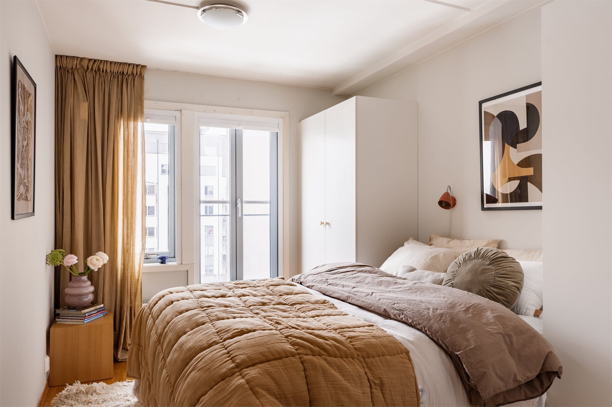 Dette er et romslig og delikat hovedsoverom med god plass til dobbeltseng, nattbord og medfølgende garderobeløsning.