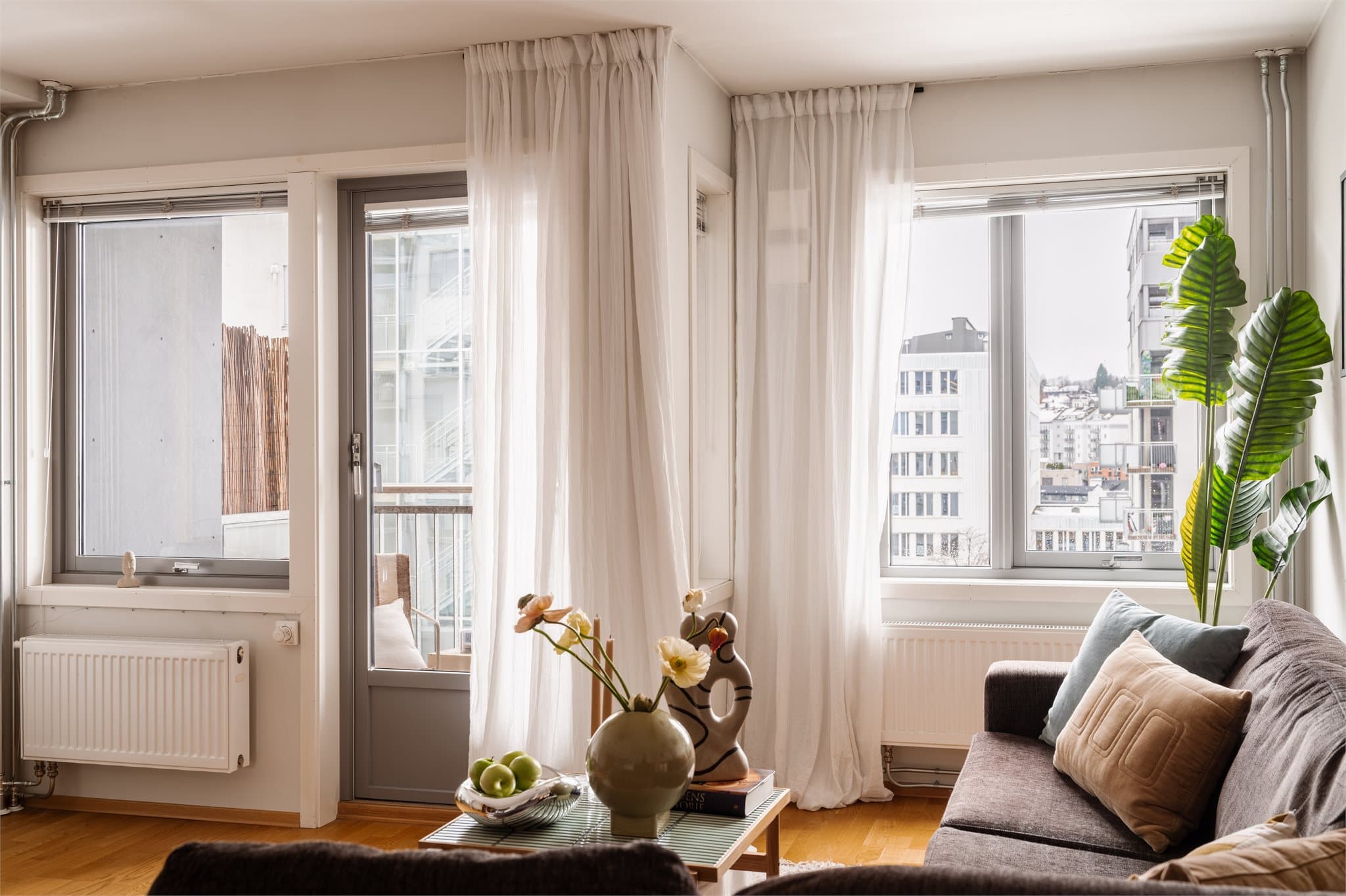 De store vinduene slipper inn rikelig med lys og gir en luftig romfølelse.