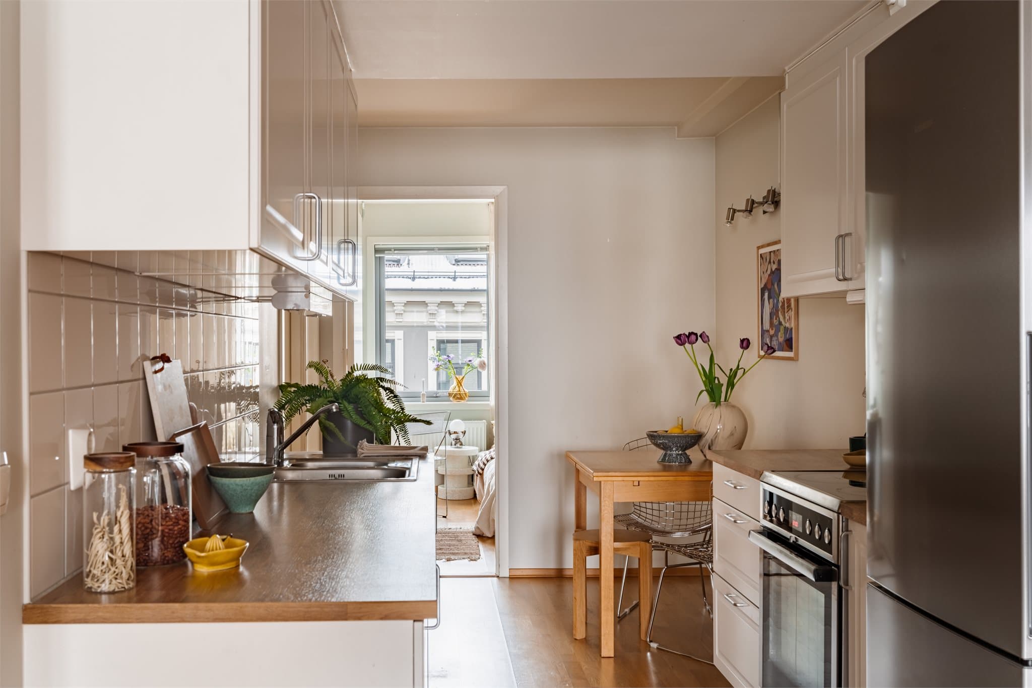 Kjøkkenet har innredning med profilerte, formpressede skapfronter, benkeplater av laminat, nedfelt oppvaskkum og ettgreps armatur.