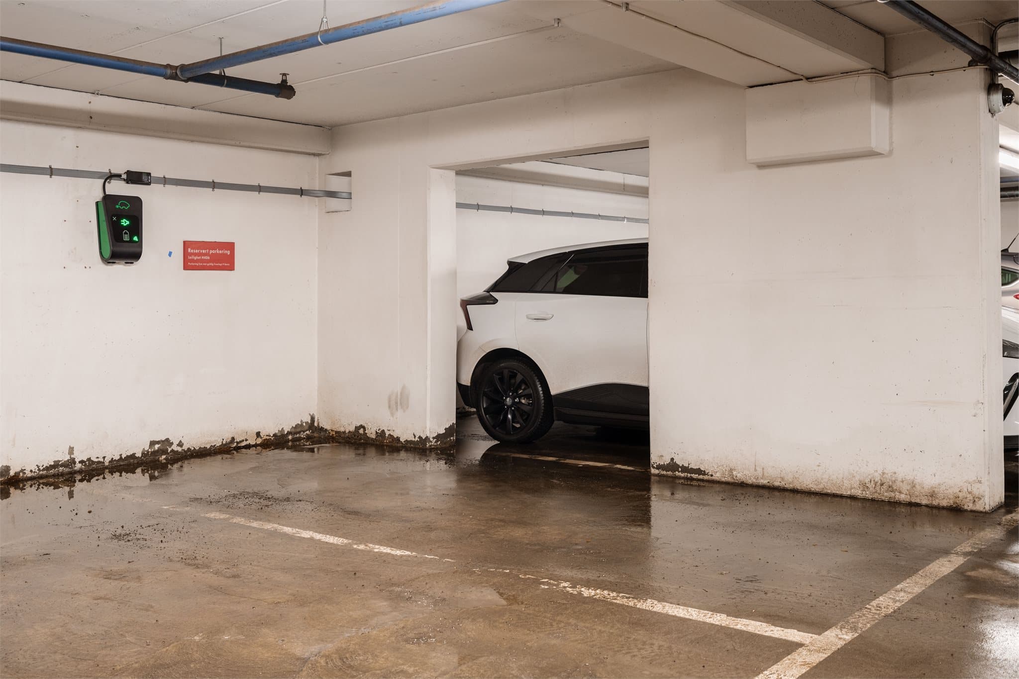 I garasjeanlegget er det en parkeringsplass som medfølger leiligheten.