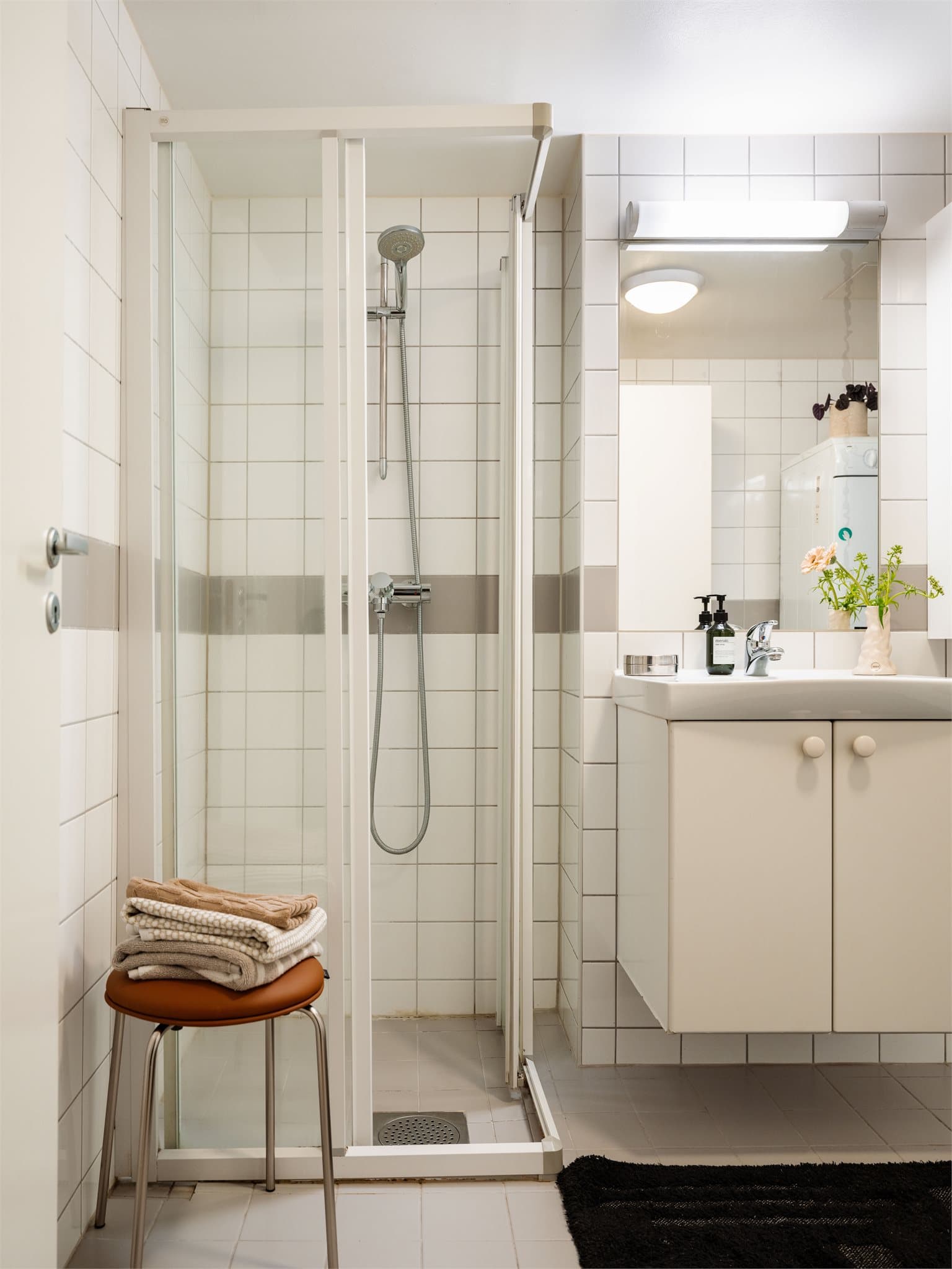 Plassbygd baderom med flislagte vegger og gulv samt malte plater i tak.