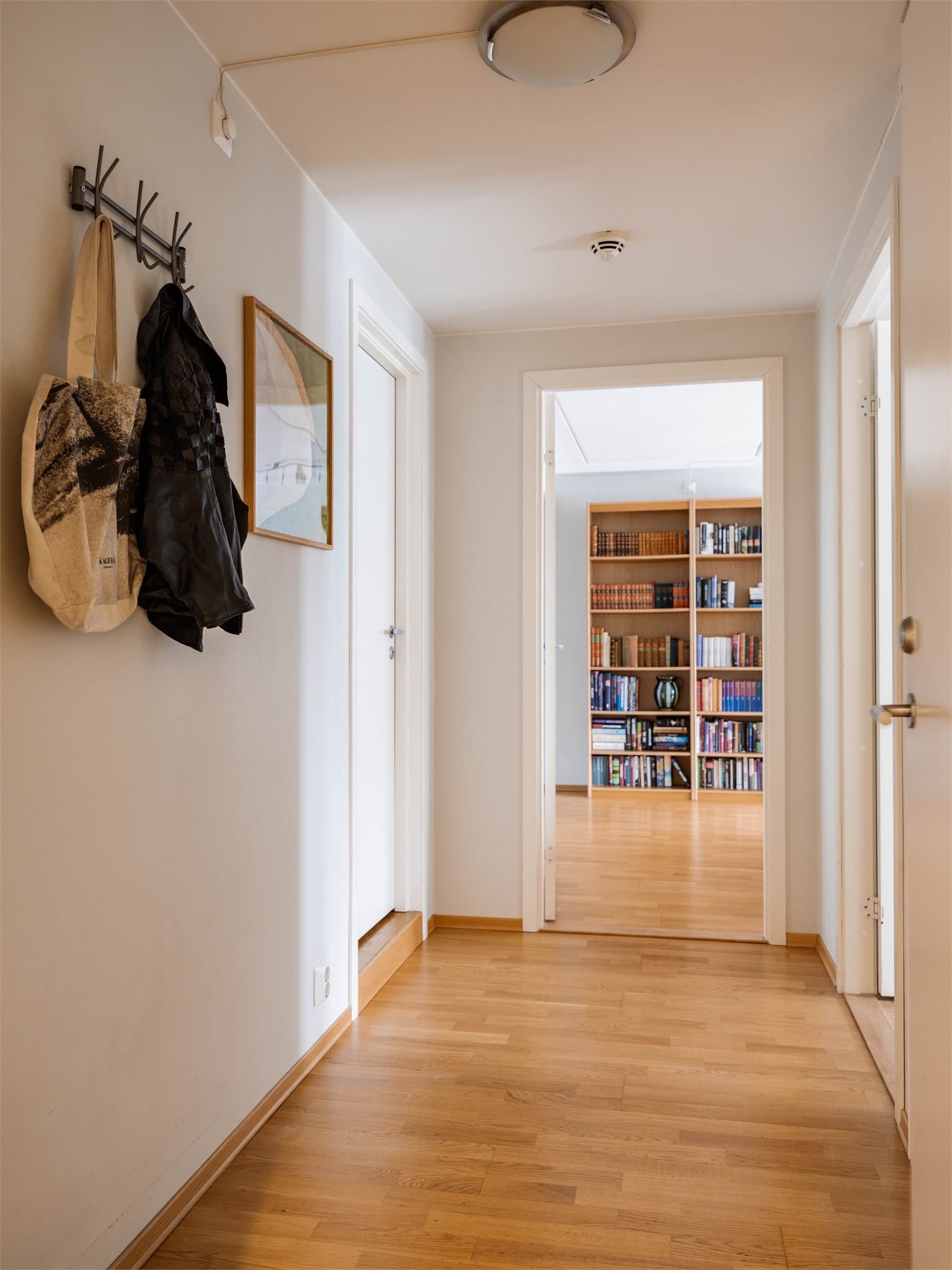 Videre fra stue/kjøkken kommer du til entreen som tar deg videre inn til de øvrige rommene i leiligheten.