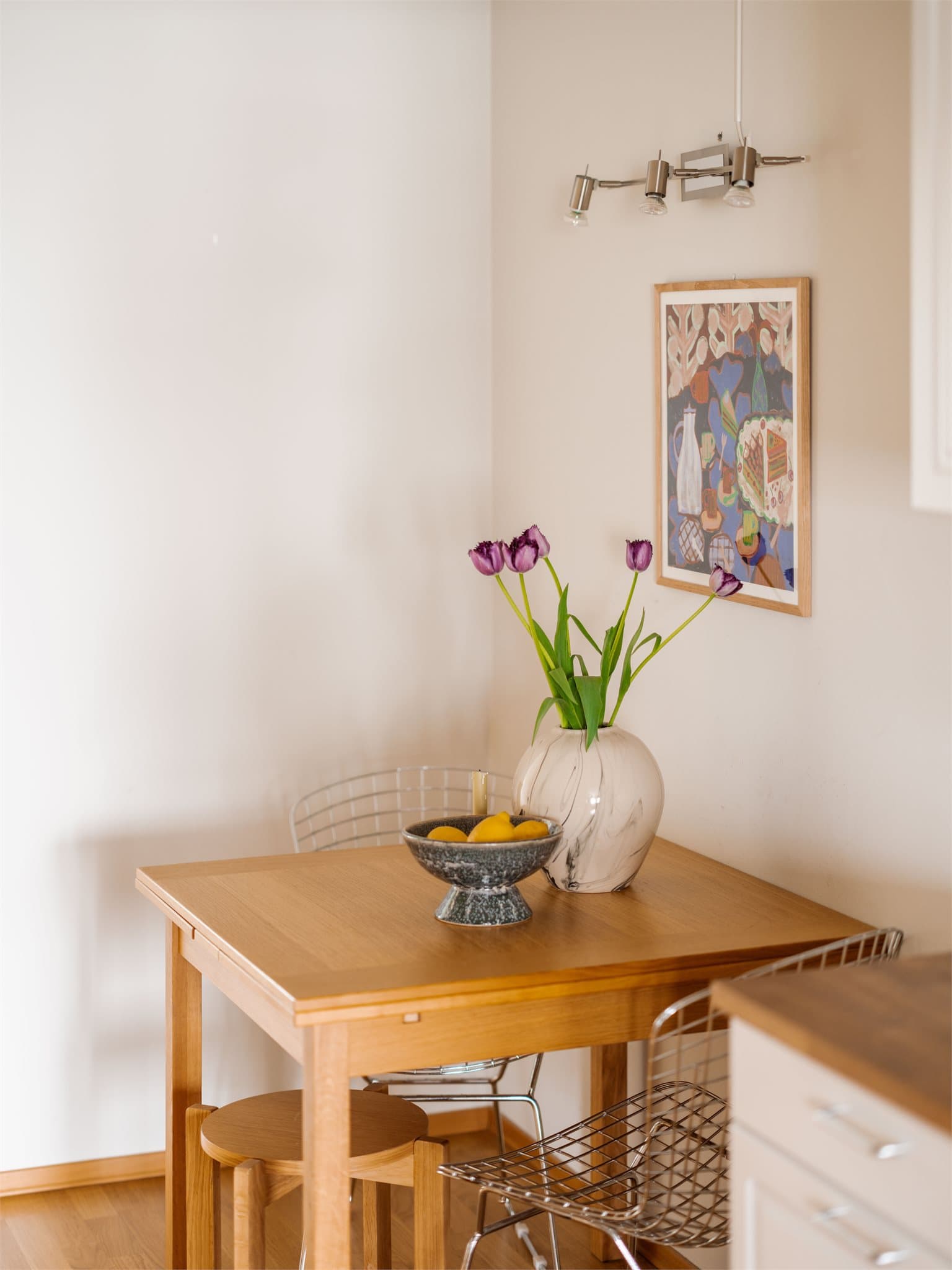 På kjøkkenet er det også plass til et spisebord.