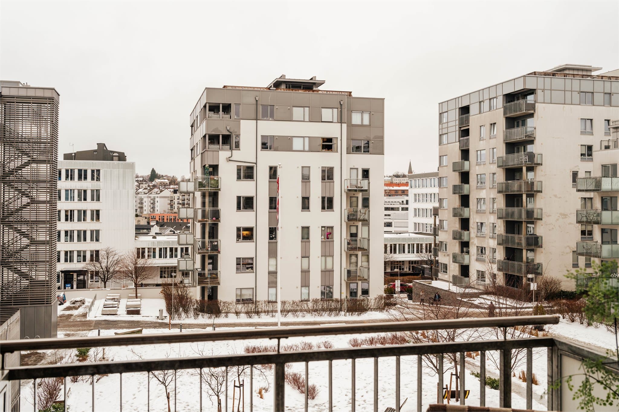 Leiligheten ligger høyt og fritt i byggets 4 etasje- med god avstand til nabobyggene.