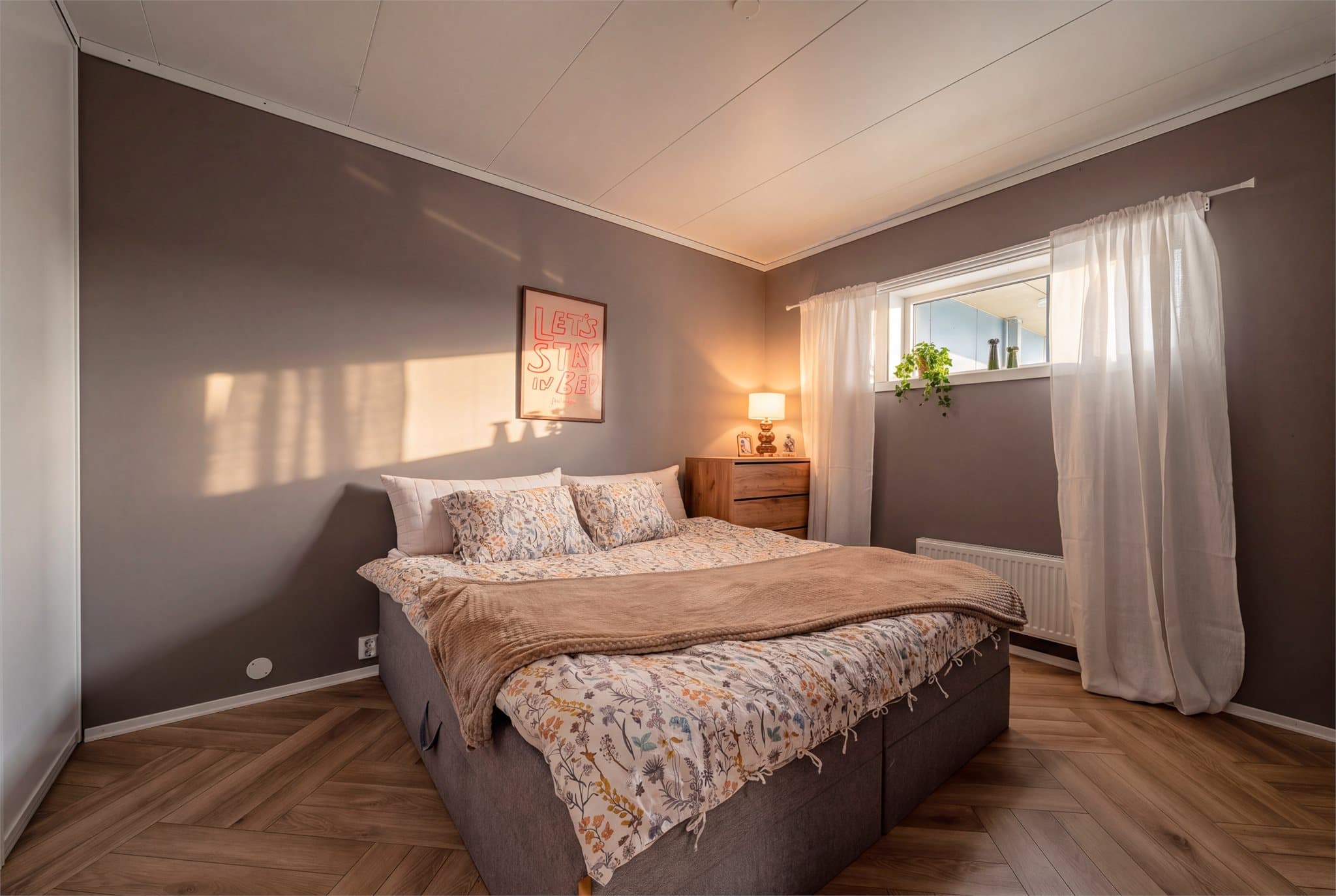 Romslig soverom med god plass til dobbelseng.