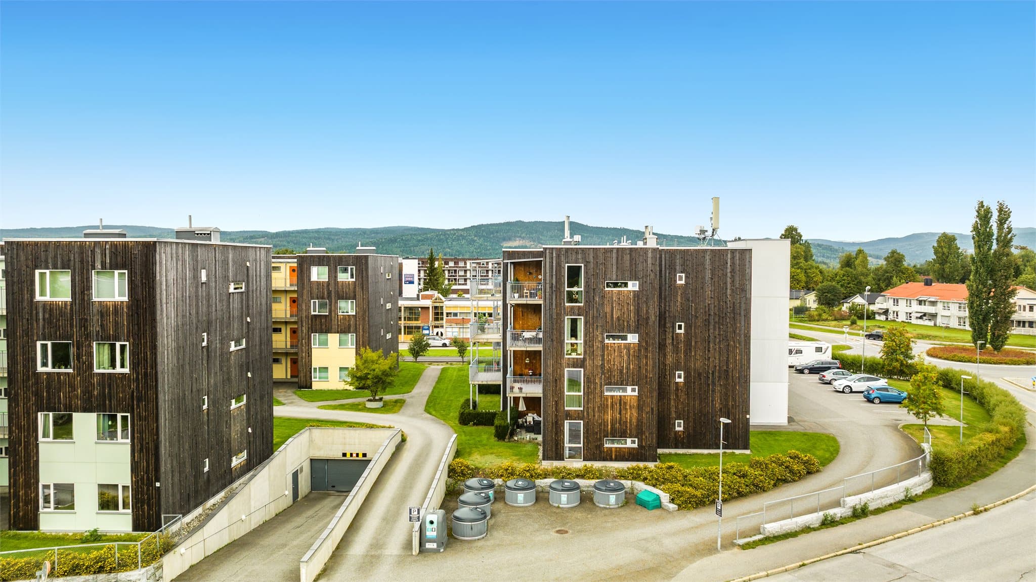 Nedkjøring til garasjekjeller. Godt med gjesteparkering.