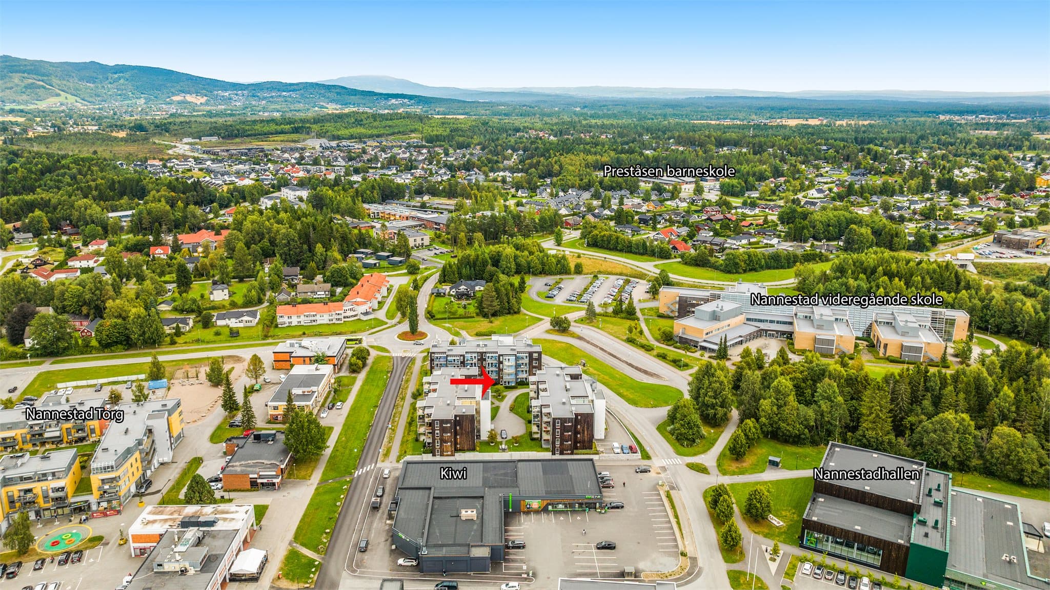Umiddelbar nærhet til alt hverdagen måtte kreve; dagligvarebutikker og Nannestad torg, skoler, barnehager, svømmehall, legekontor mm.