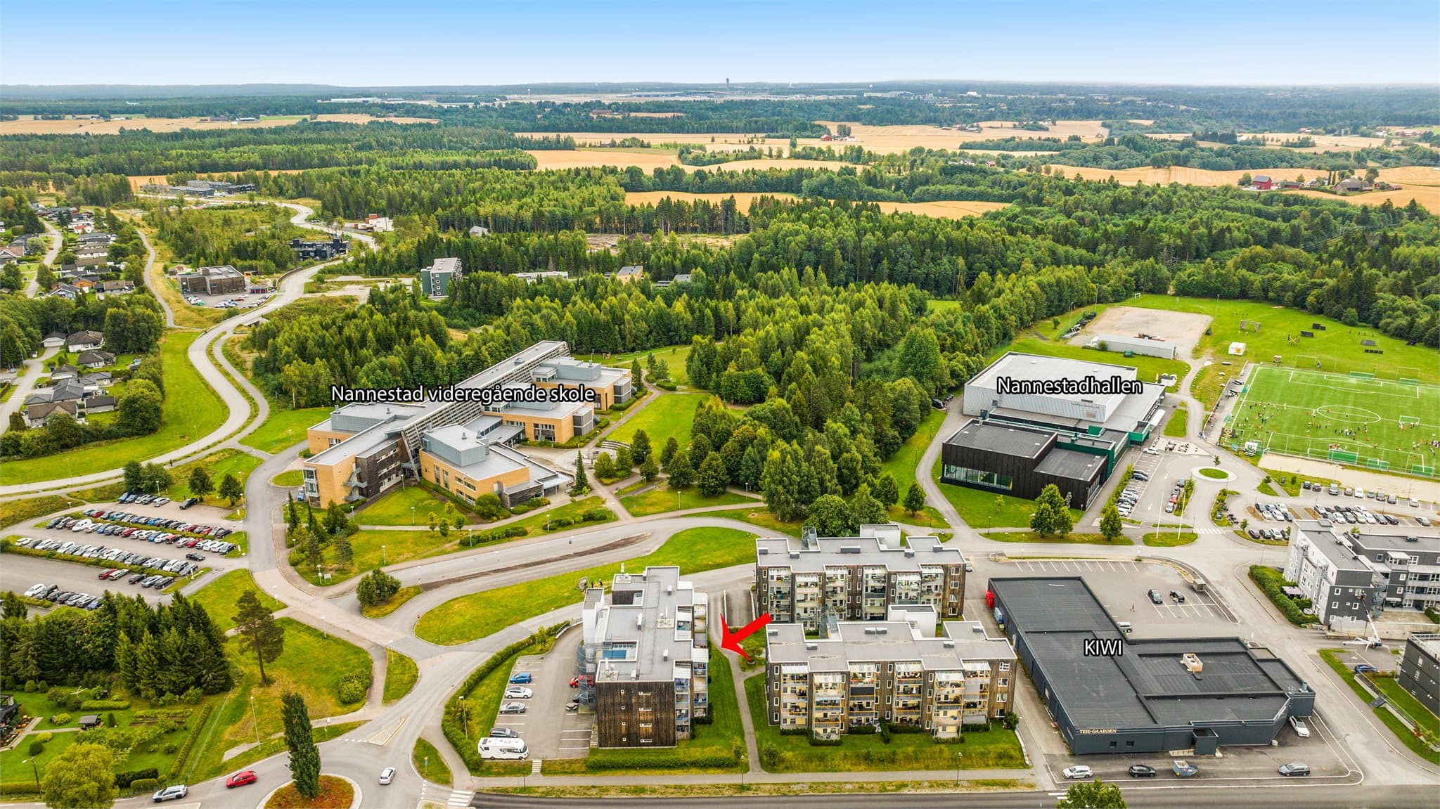 Idrettsplass og flotte rekreasjonsmuligheter i områdene rundt boligen.
